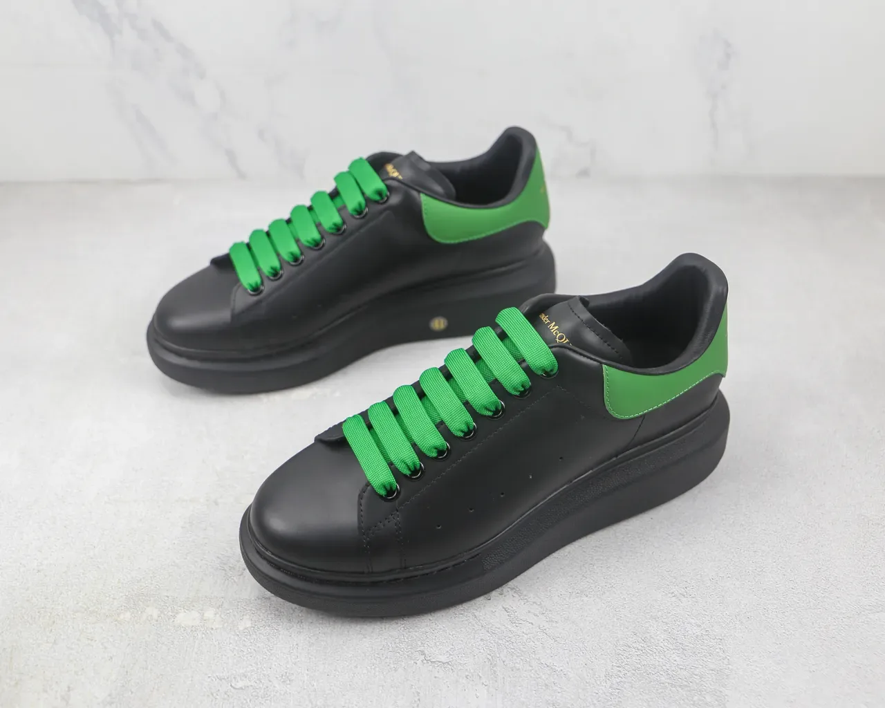 Alexander McQueen Tênis Oversized Preto e Verde Estilo de Vida 4