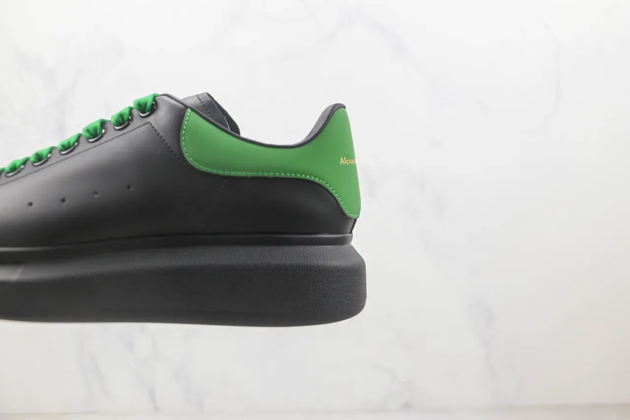Alexander McQueen Tênis Oversized Preto e Verde Estilo de Vida 7