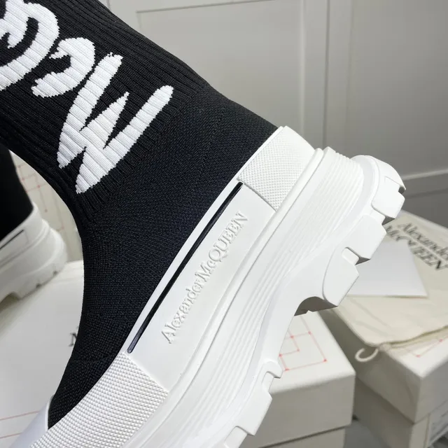 Alexander McQueen Oversized Sneaker কালো এবং সাদা বুনন হাঁটুর বুট 2