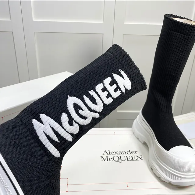 Alexander McQueen Oversized Sneaker কালো এবং সাদা বুনন হাঁটুর বুট 3