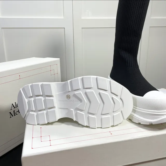 Alexander McQueen Oversized Sneaker কালো এবং সাদা বুনন হাঁটুর বুট 4