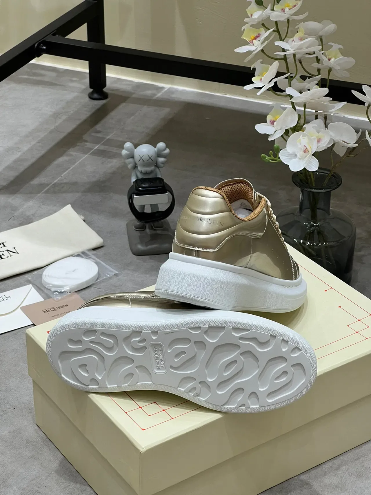 Alexander McQueen Sneakers Oversized Dourado Metálico Lifestyle 2
