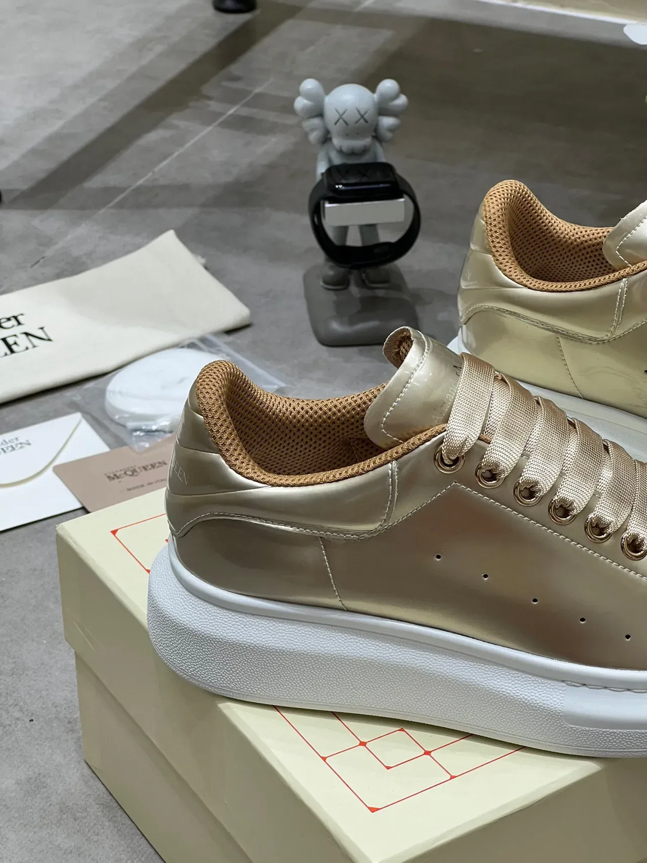 Alexander McQueen Sneakers Oversized Dourado Metálico Lifestyle 3