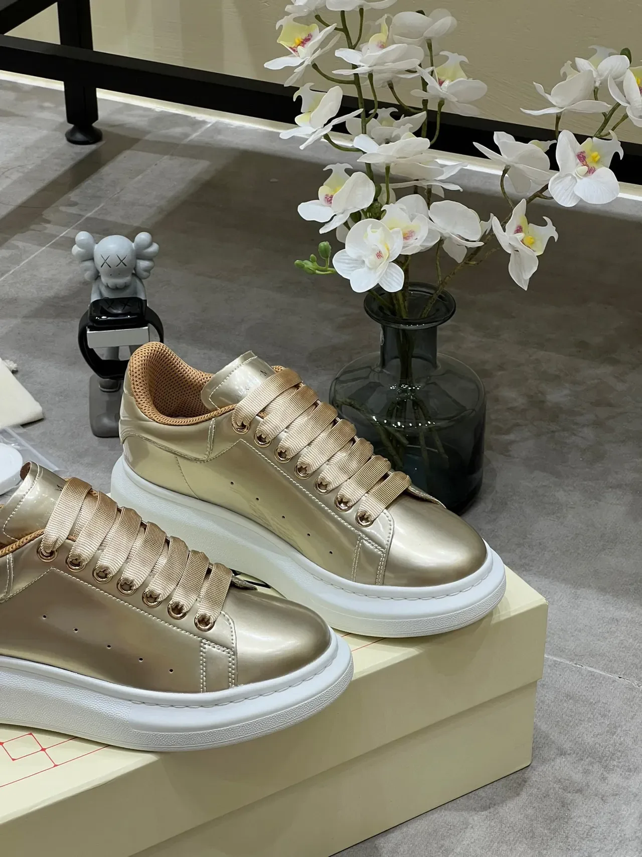 Alexander McQueen Sneakers Oversized Dourado Metálico Lifestyle 4