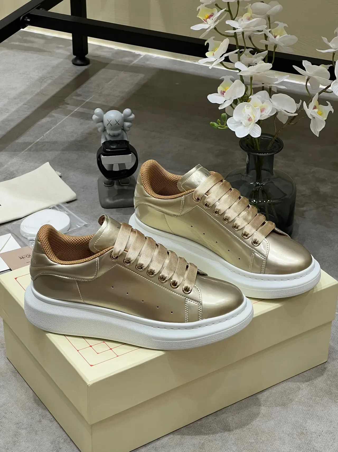 Alexander McQueen Sneakers Oversized Dourado Metálico Lifestyle 5