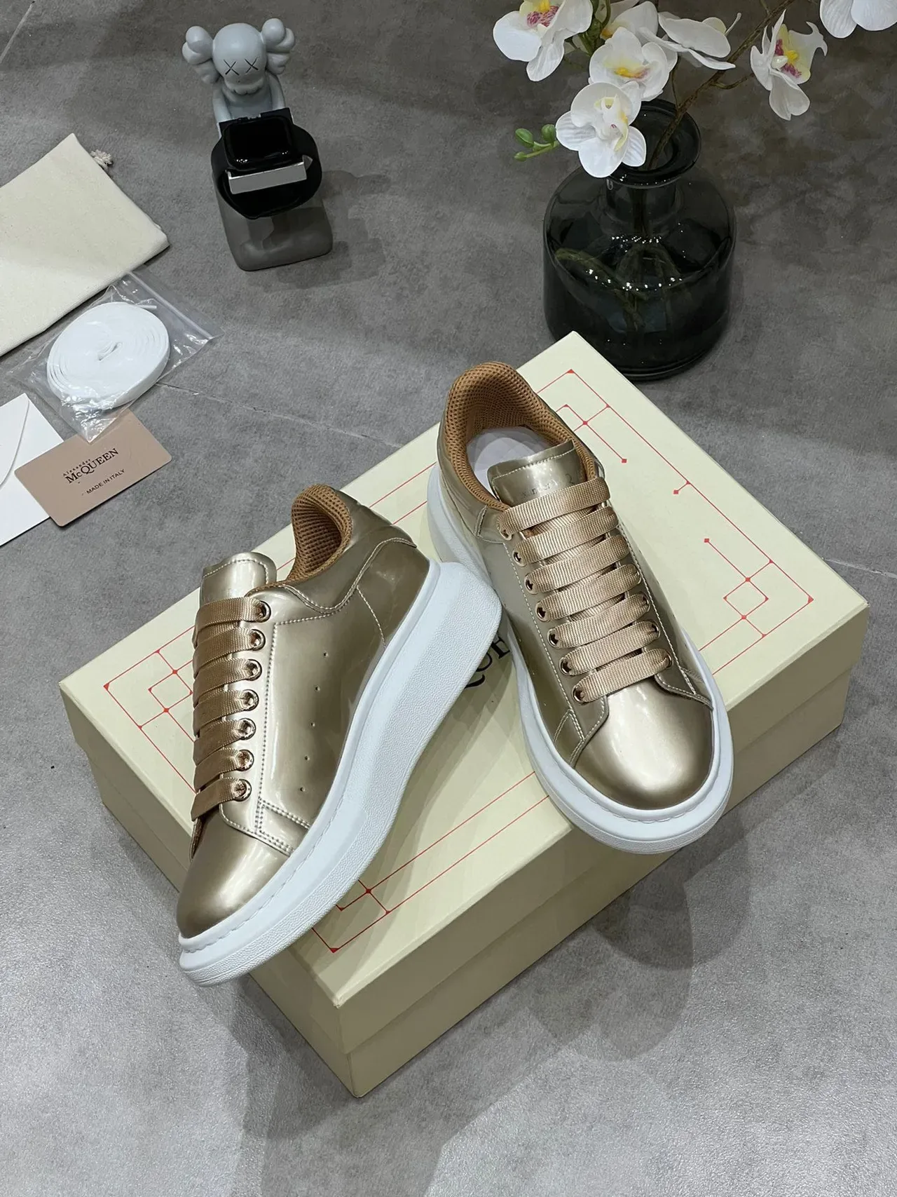 Alexander McQueen Sneakers Oversized Dourado Metálico Lifestyle 6