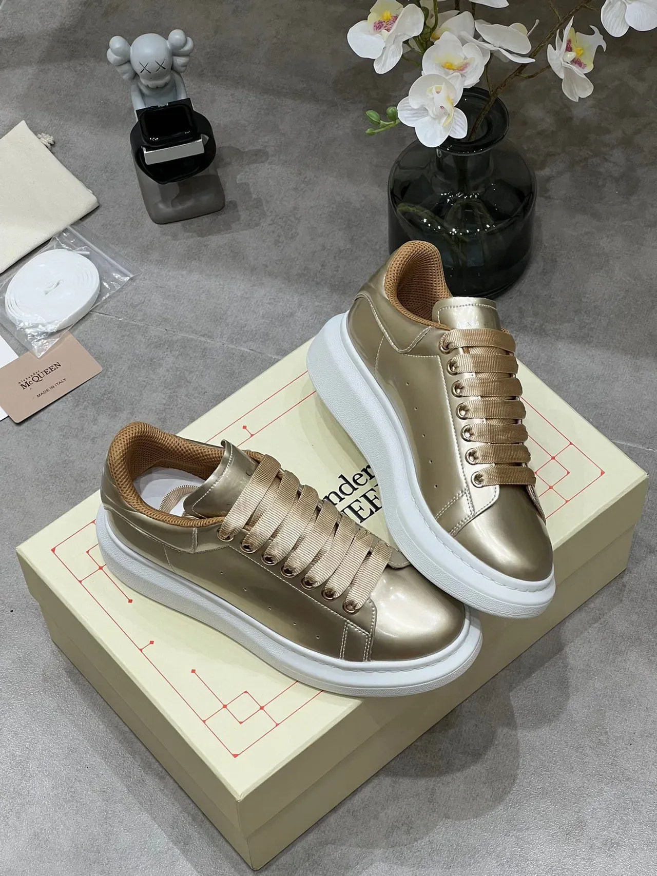 Alexander McQueen Sneakers Oversized Dourado Metálico Lifestyle 7