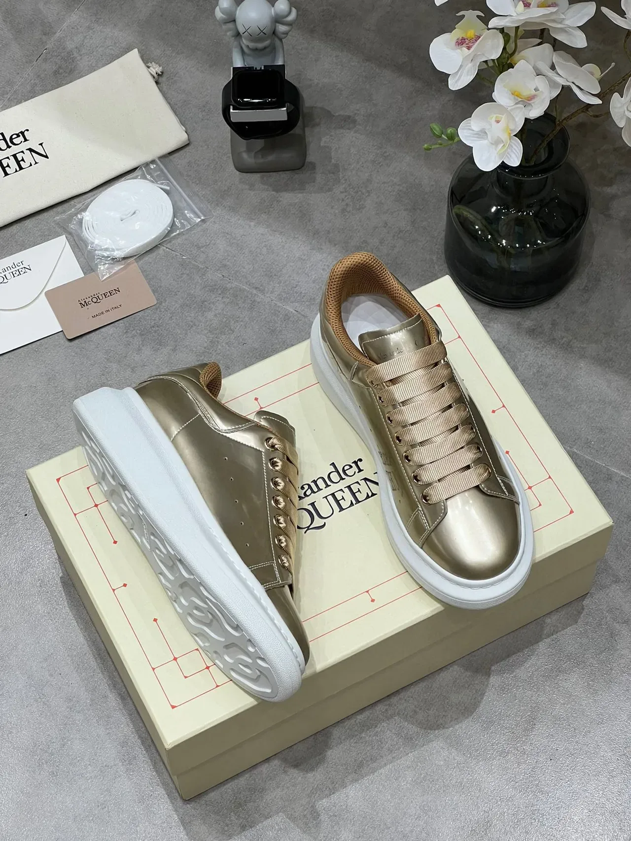 Alexander McQueen Sneakers Oversized Dourado Metálico Lifestyle 8