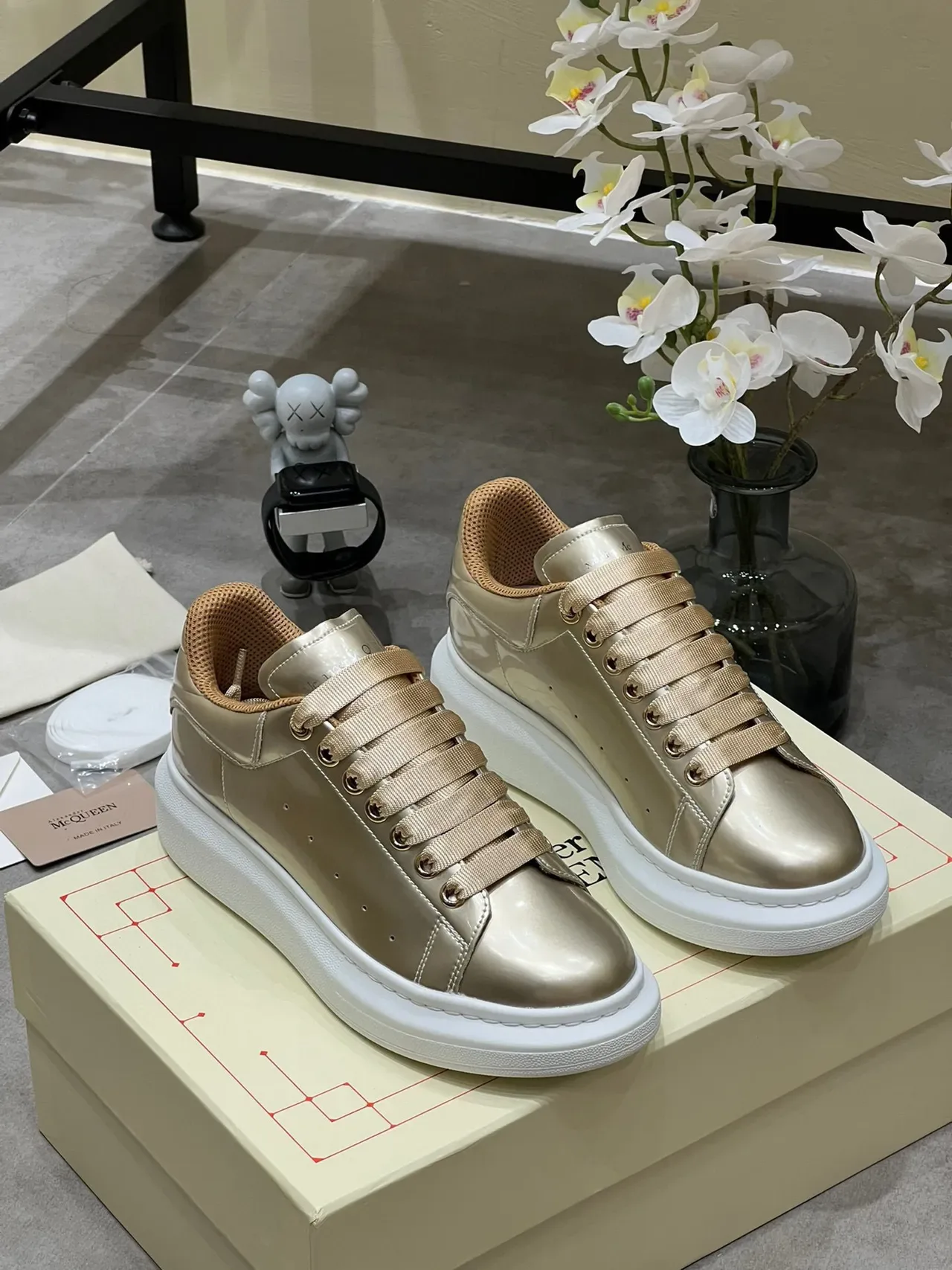 Alexander McQueen Sneakers Oversized Dourado Metálico Lifestyle 9