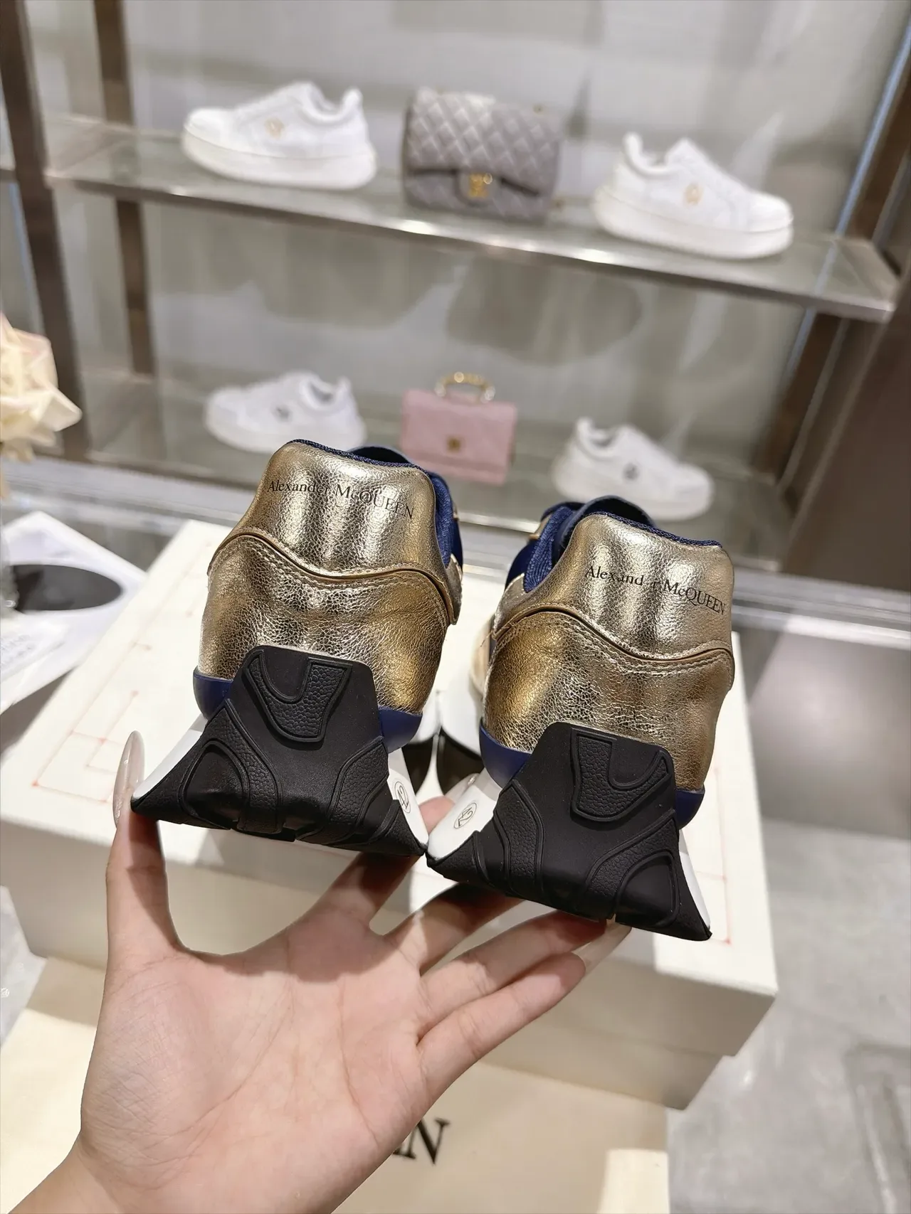 Alexander McQueen ওভারসাইজড স্নিকার নেভি এবং গোল্ড লাইফস্টাইল স্নিকার 2
