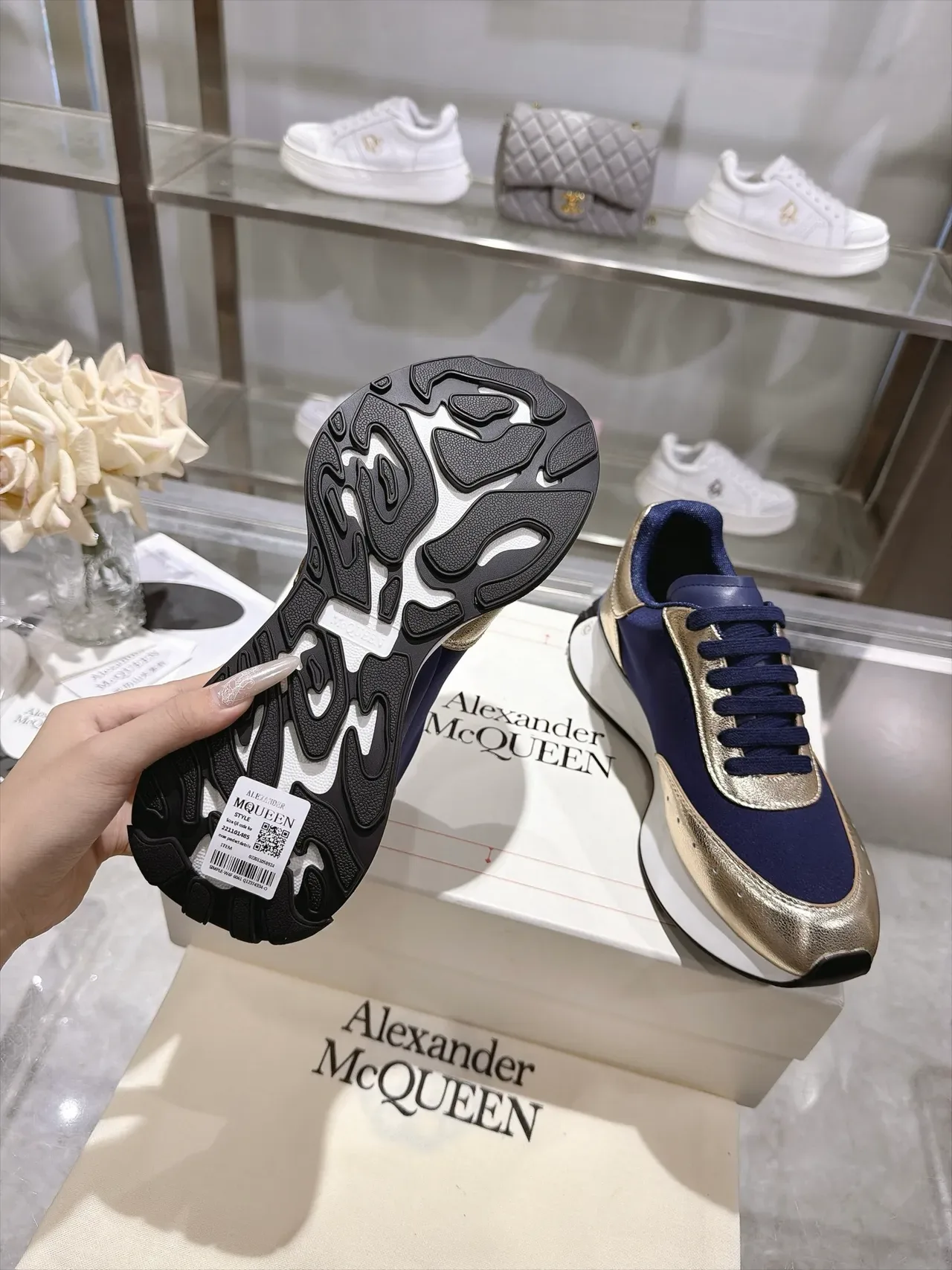 Alexander McQueen ওভারসাইজড স্নিকার নেভি এবং গোল্ড লাইফস্টাইল স্নিকার 3