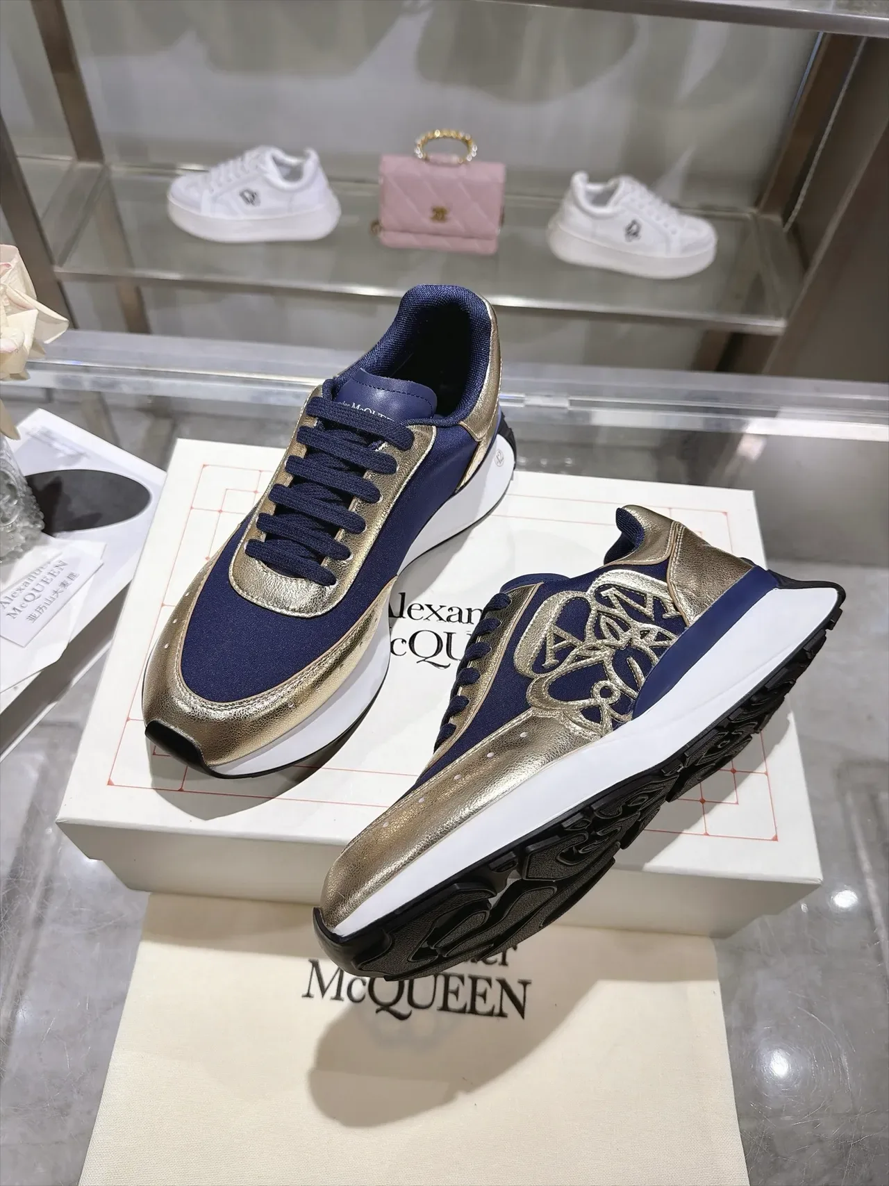 Alexander McQueen ওভারসাইজড স্নিকার নেভি এবং গোল্ড লাইফস্টাইল স্নিকার 4