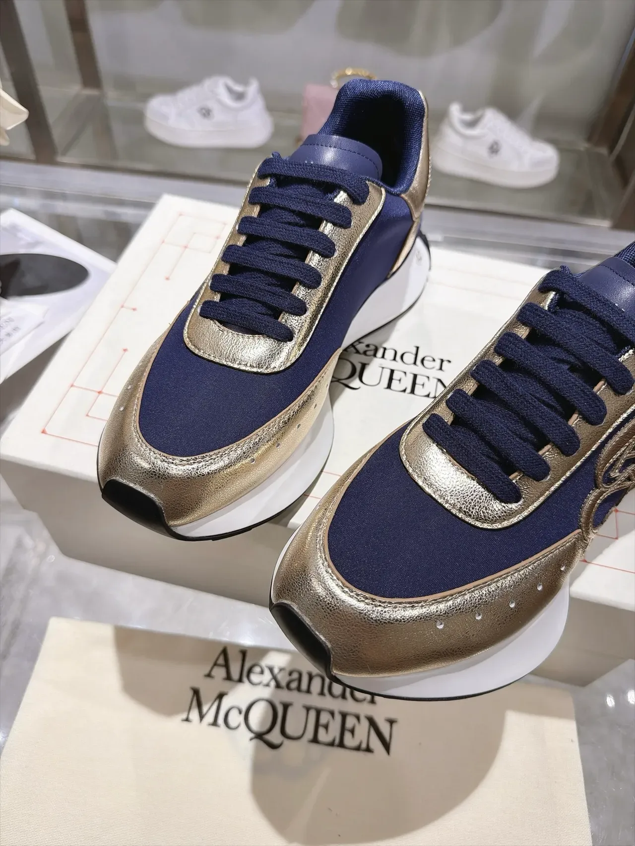 Alexander McQueen ওভারসাইজড স্নিকার নেভি এবং গোল্ড লাইফস্টাইল স্নিকার 5