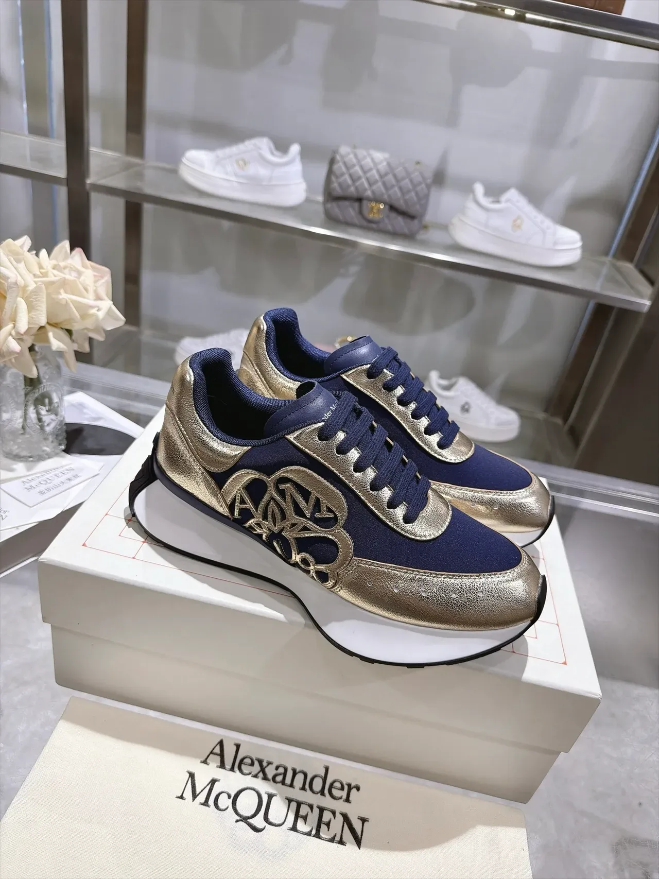 Alexander McQueen ওভারসাইজড স্নিকার নেভি এবং গোল্ড লাইফস্টাইল স্নিকার 6