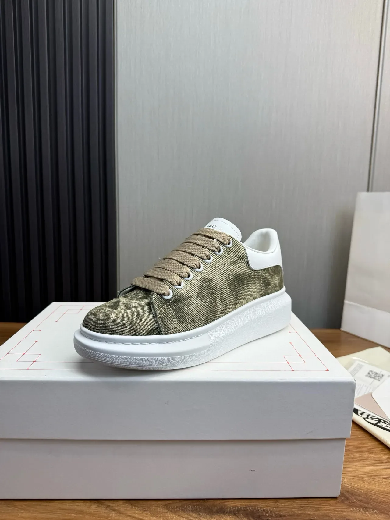 Alexander McQueen Tênis oversized verde oliva e branco lifestyle sneakers 2