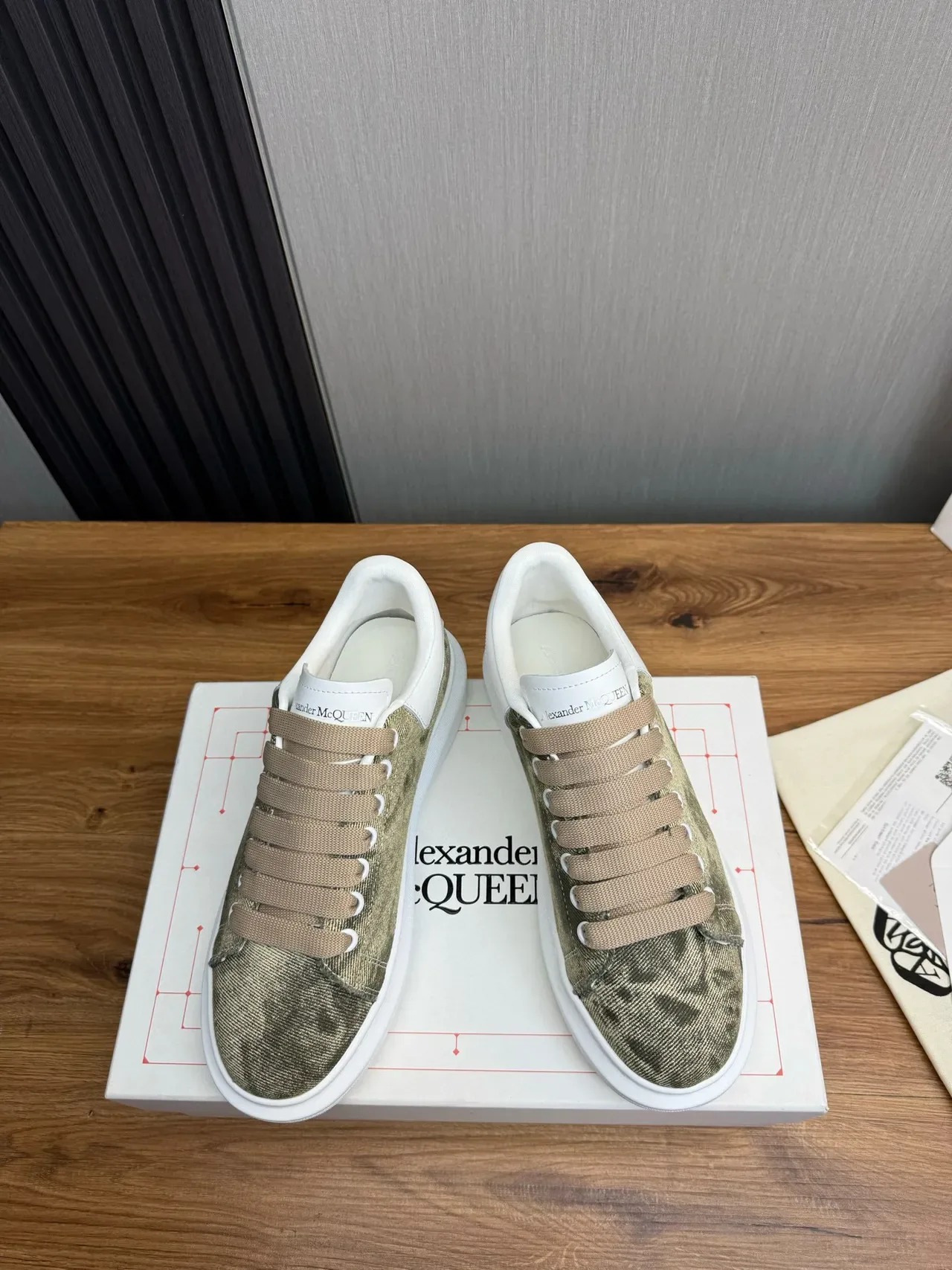 Alexander McQueen Tênis oversized verde oliva e branco lifestyle sneakers 3