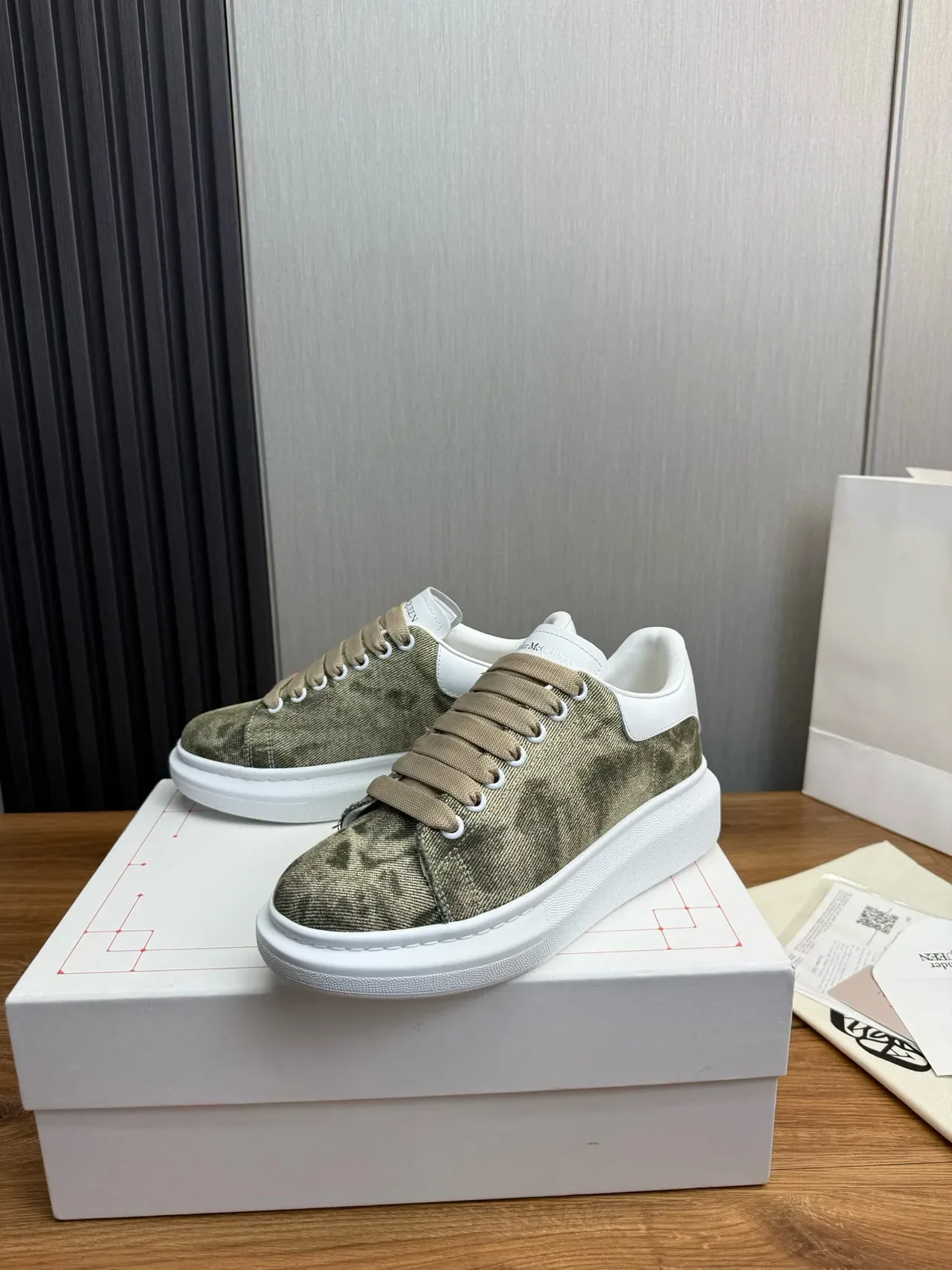 Alexander McQueen Tênis oversized verde oliva e branco lifestyle sneakers 4