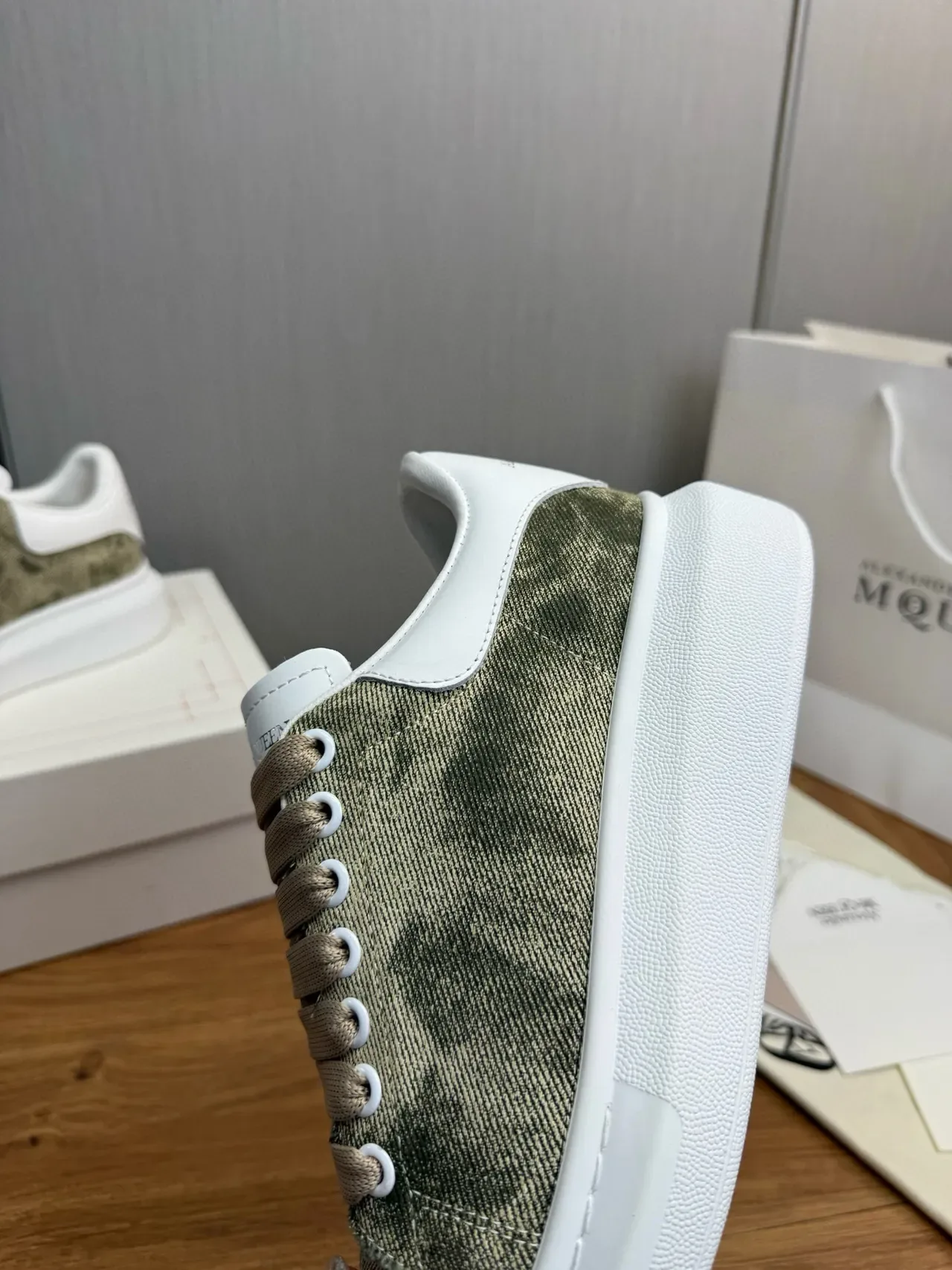 Alexander McQueen Tênis oversized verde oliva e branco lifestyle sneakers 5