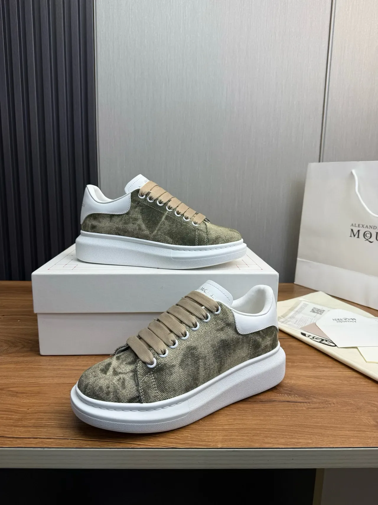 Alexander McQueen Tênis oversized verde oliva e branco lifestyle sneakers 6