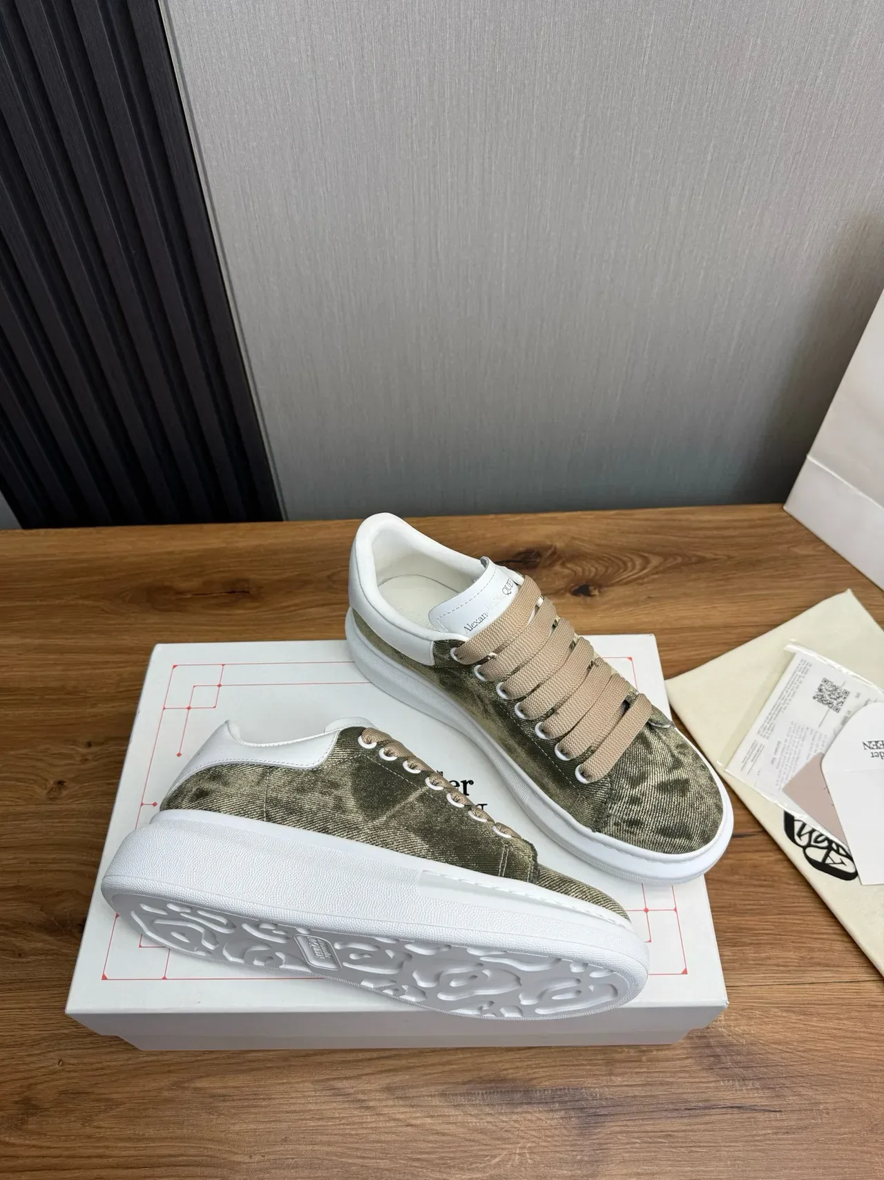 Alexander McQueen Tênis oversized verde oliva e branco lifestyle sneakers 7