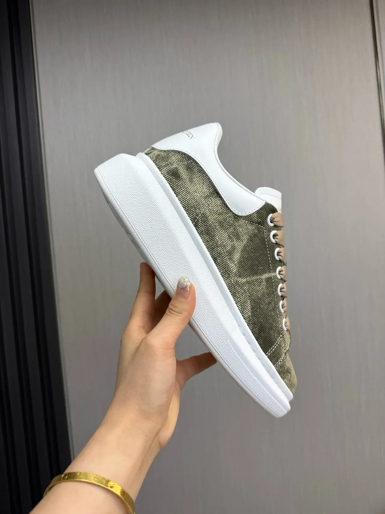 Alexander McQueen Tênis oversized verde oliva e branco lifestyle sneakers 8