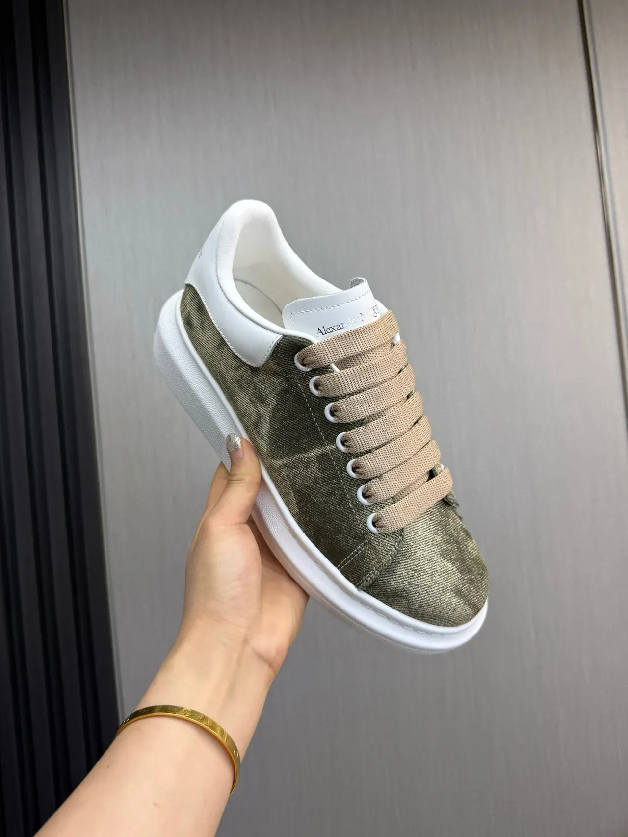 Alexander McQueen Tênis oversized verde oliva e branco lifestyle sneakers 9