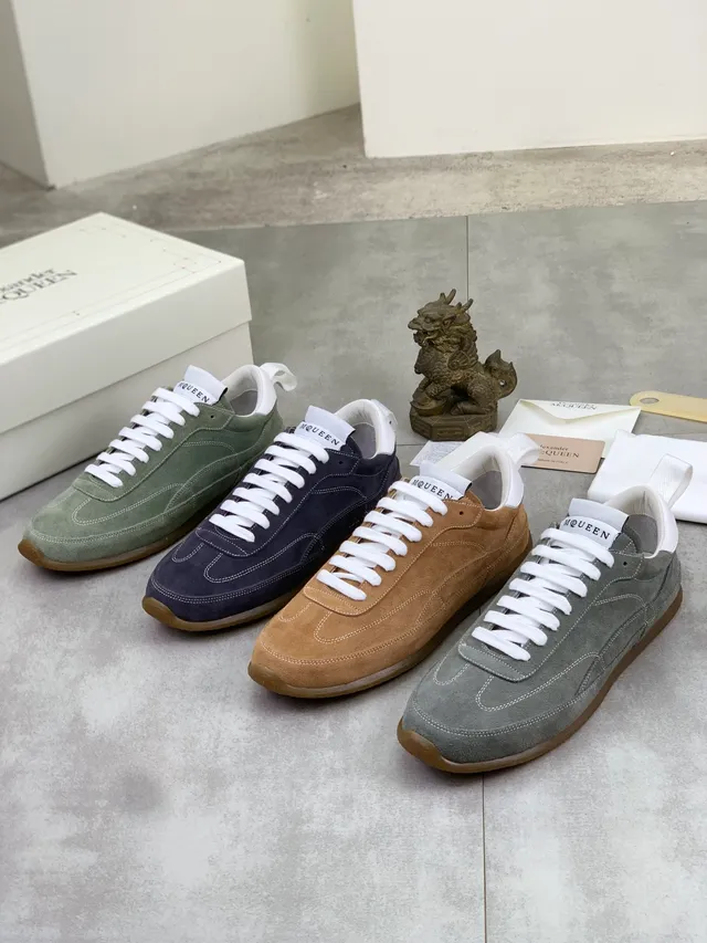 Alexander McQueen Tênis Oversized Camurça Verde Oliva Lifestyle 2