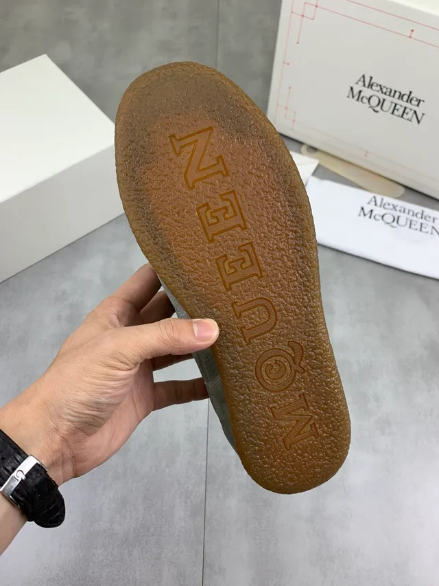 Alexander McQueen Tênis Oversized Camurça Verde Oliva Lifestyle 3