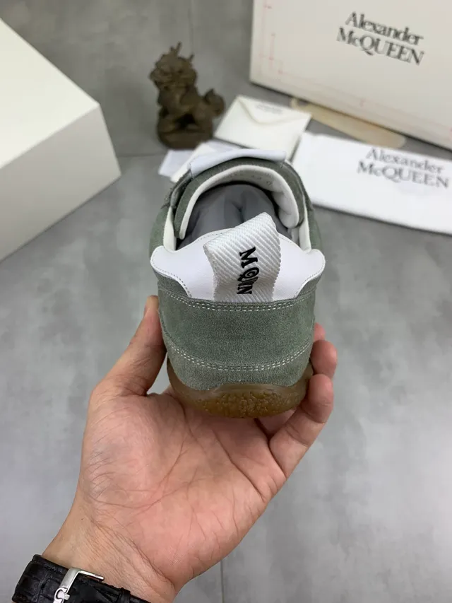 Alexander McQueen Tênis Oversized Camurça Verde Oliva Lifestyle 4