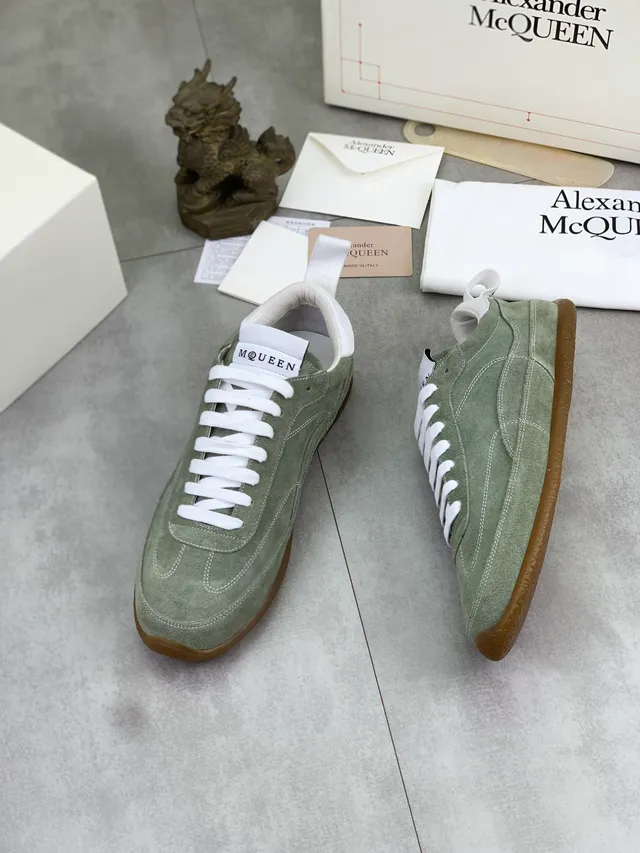 Alexander McQueen Tênis Oversized Camurça Verde Oliva Lifestyle 5