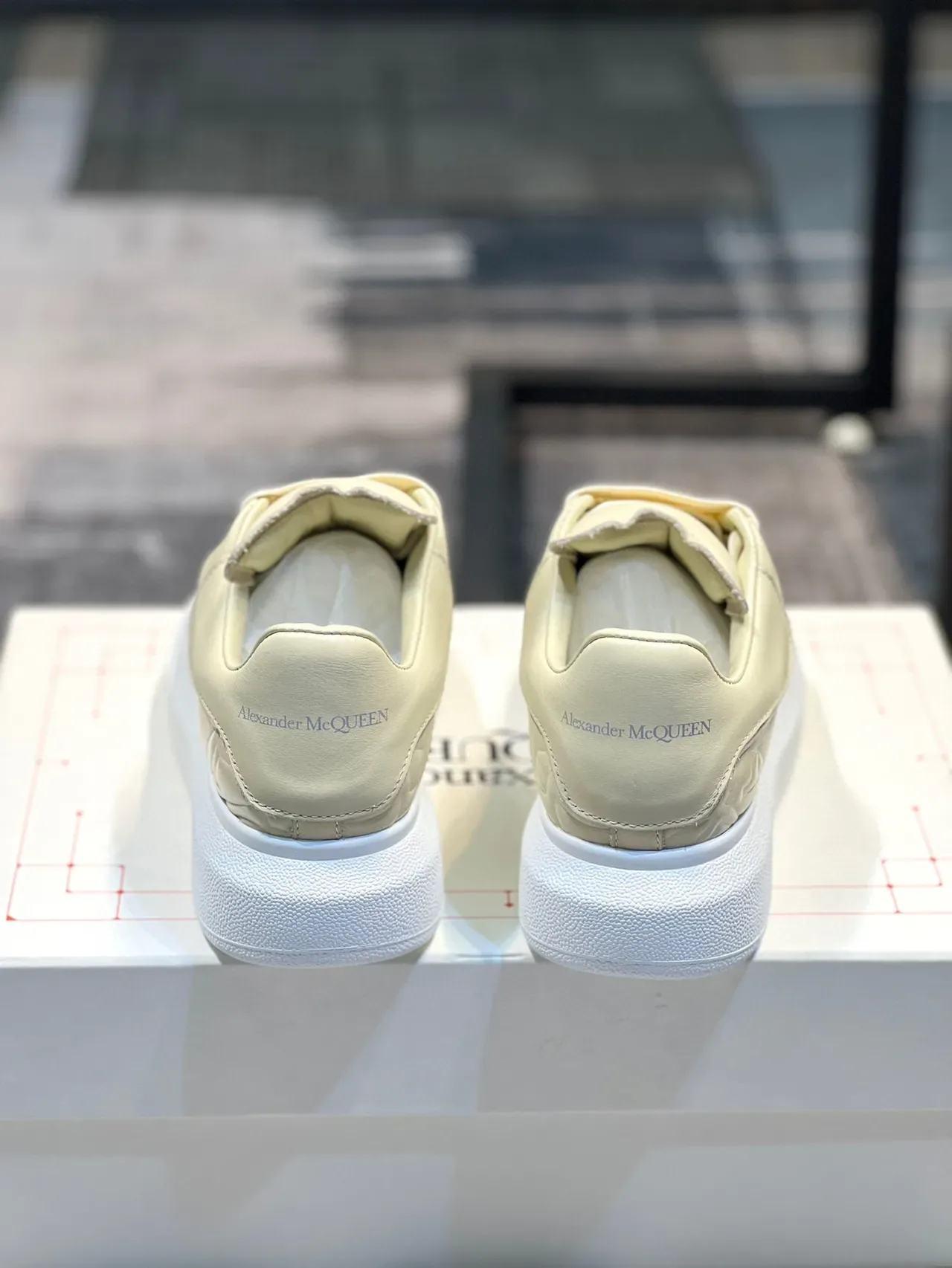Alexander McQueen Sneakers Lifestyle Oversized Crème Pâle 2