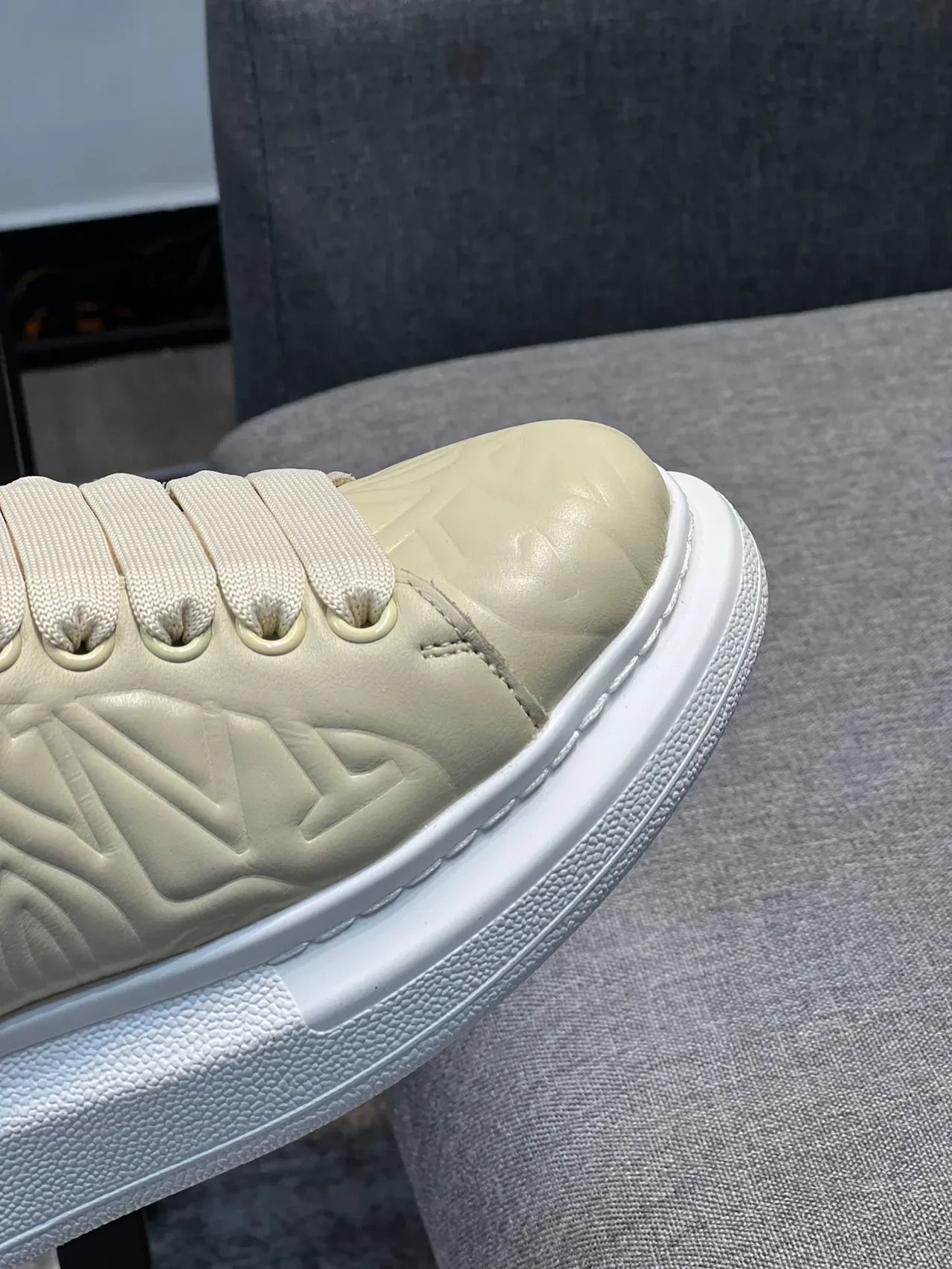 Alexander McQueen Sneakers Lifestyle Oversized Crème Pâle 3