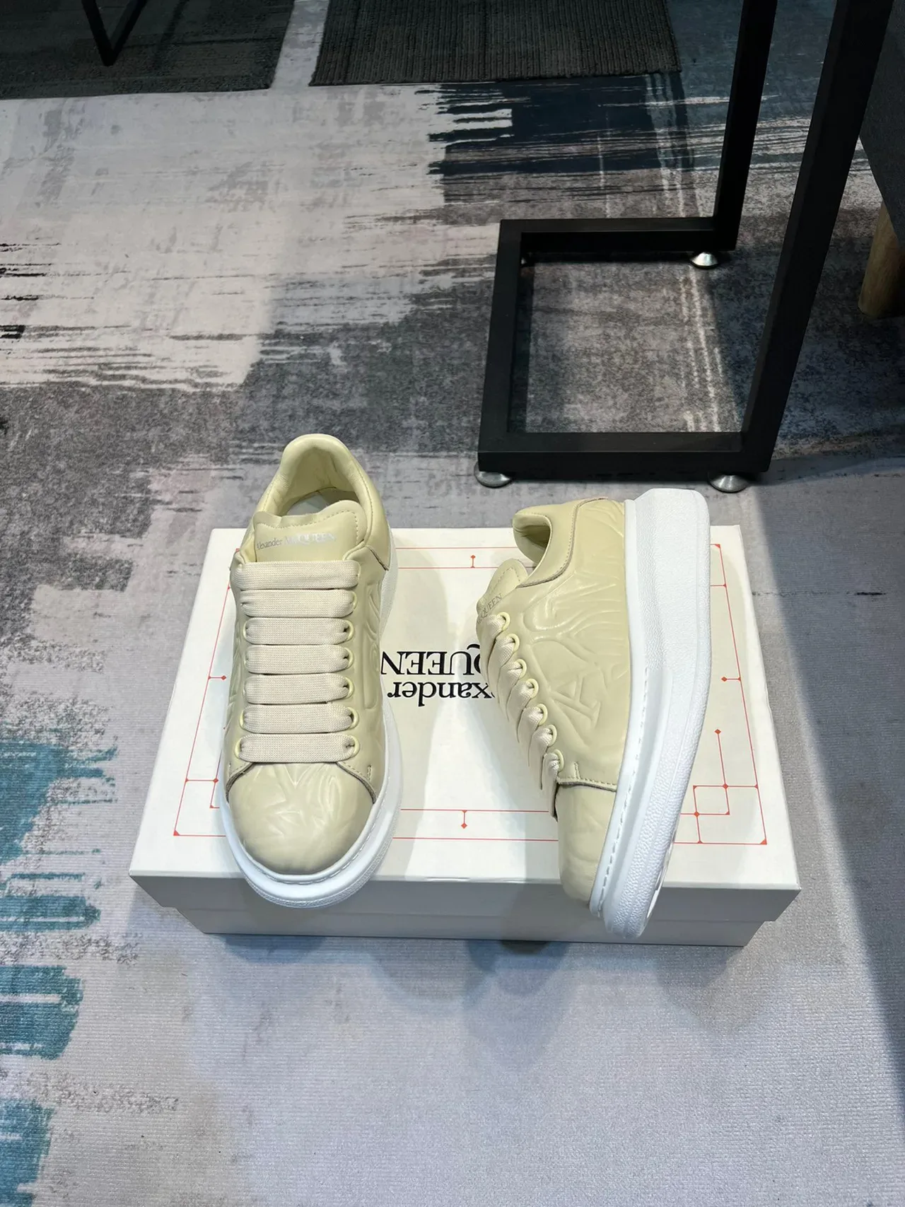 Alexander McQueen Sneakers Lifestyle Oversized Crème Pâle 4