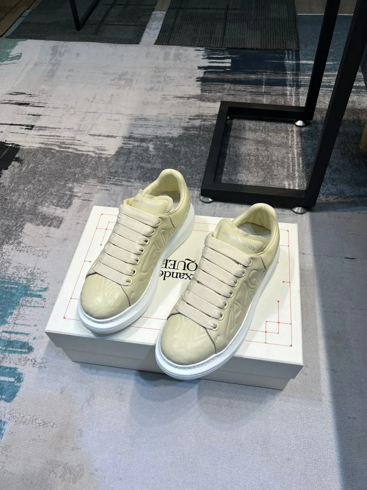 Alexander McQueen Sneakers Lifestyle Oversized Crème Pâle 5