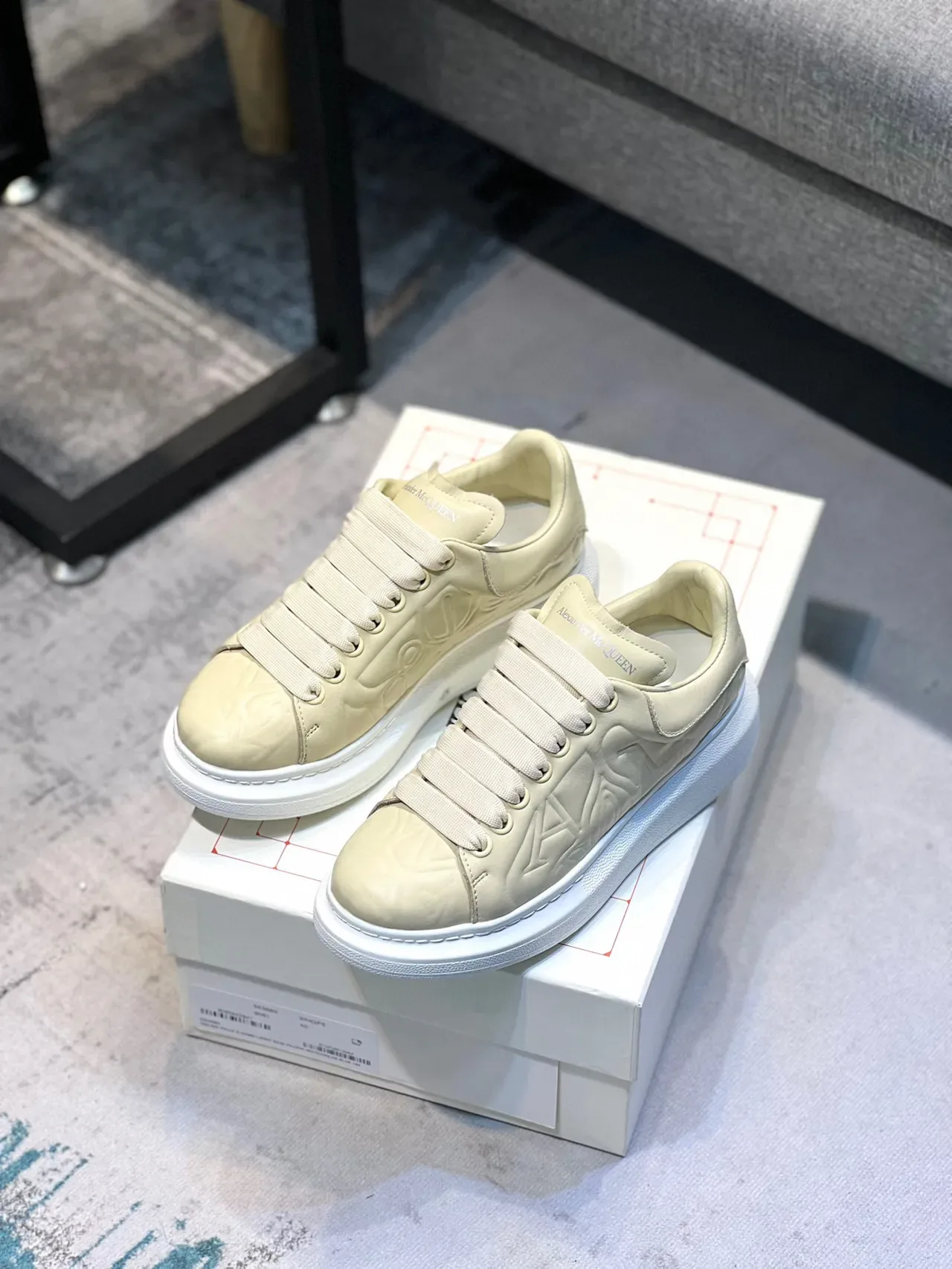 Alexander McQueen Sneakers Lifestyle Oversized Crème Pâle 7