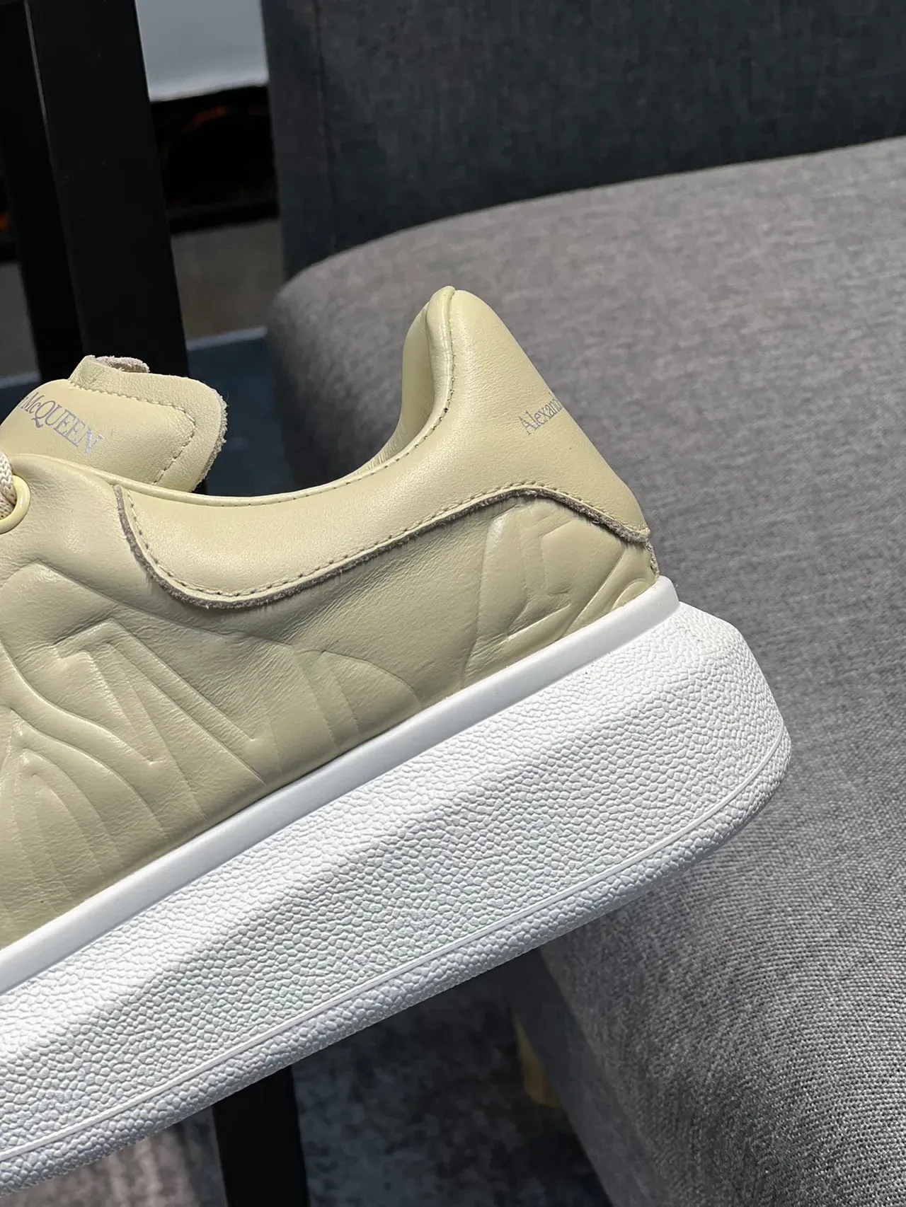 Alexander McQueen Sneakers Lifestyle Oversized Crème Pâle 8