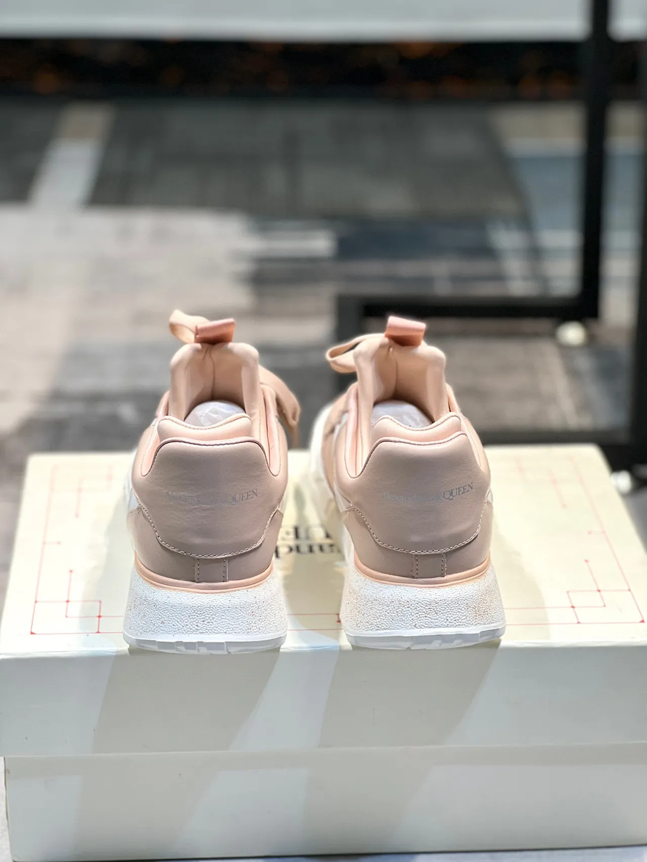 Alexander McQueen tênis oversized rosa pálido branco tênis lifestyle 2