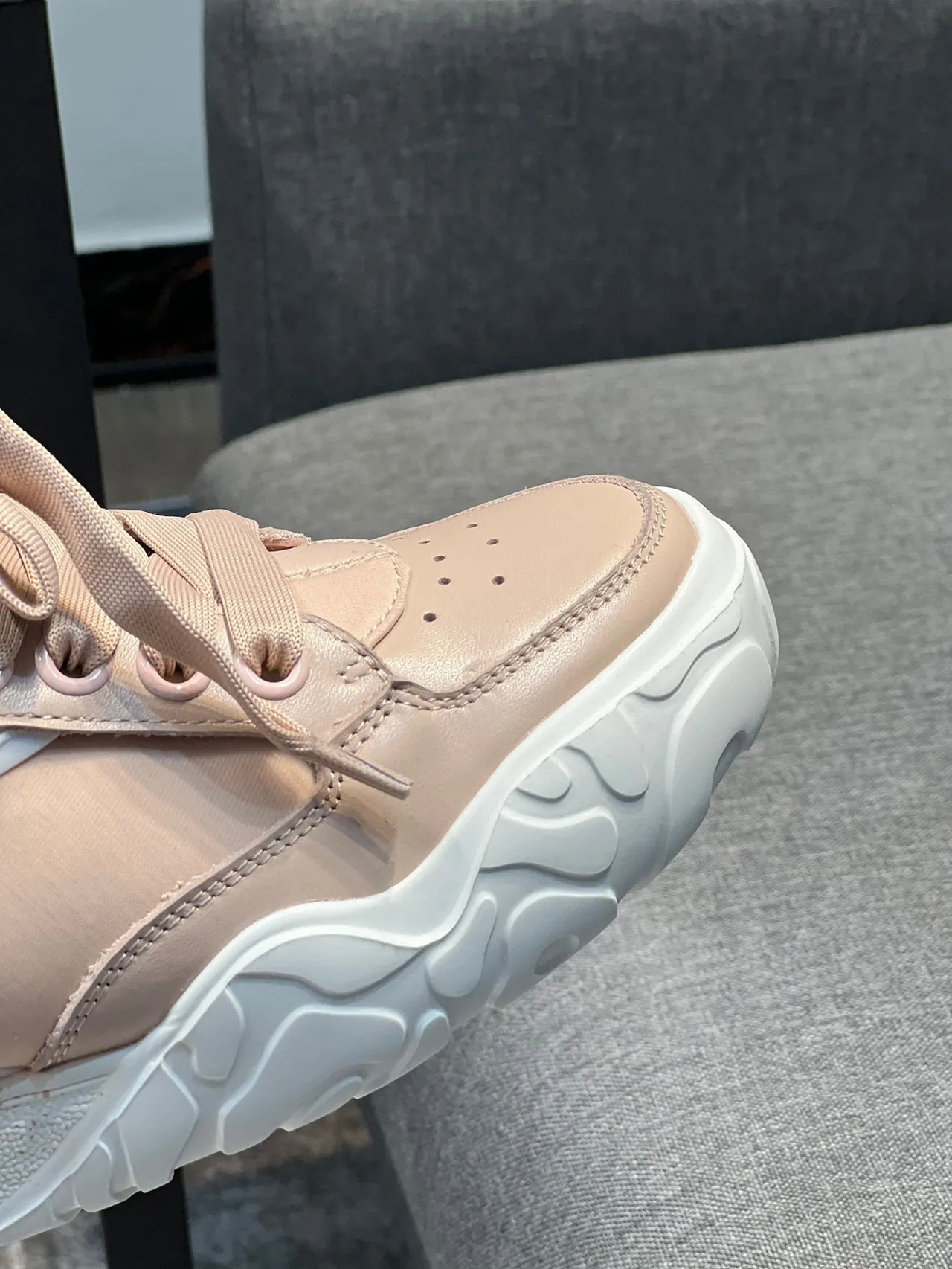 Alexander McQueen tênis oversized rosa pálido branco tênis lifestyle 3