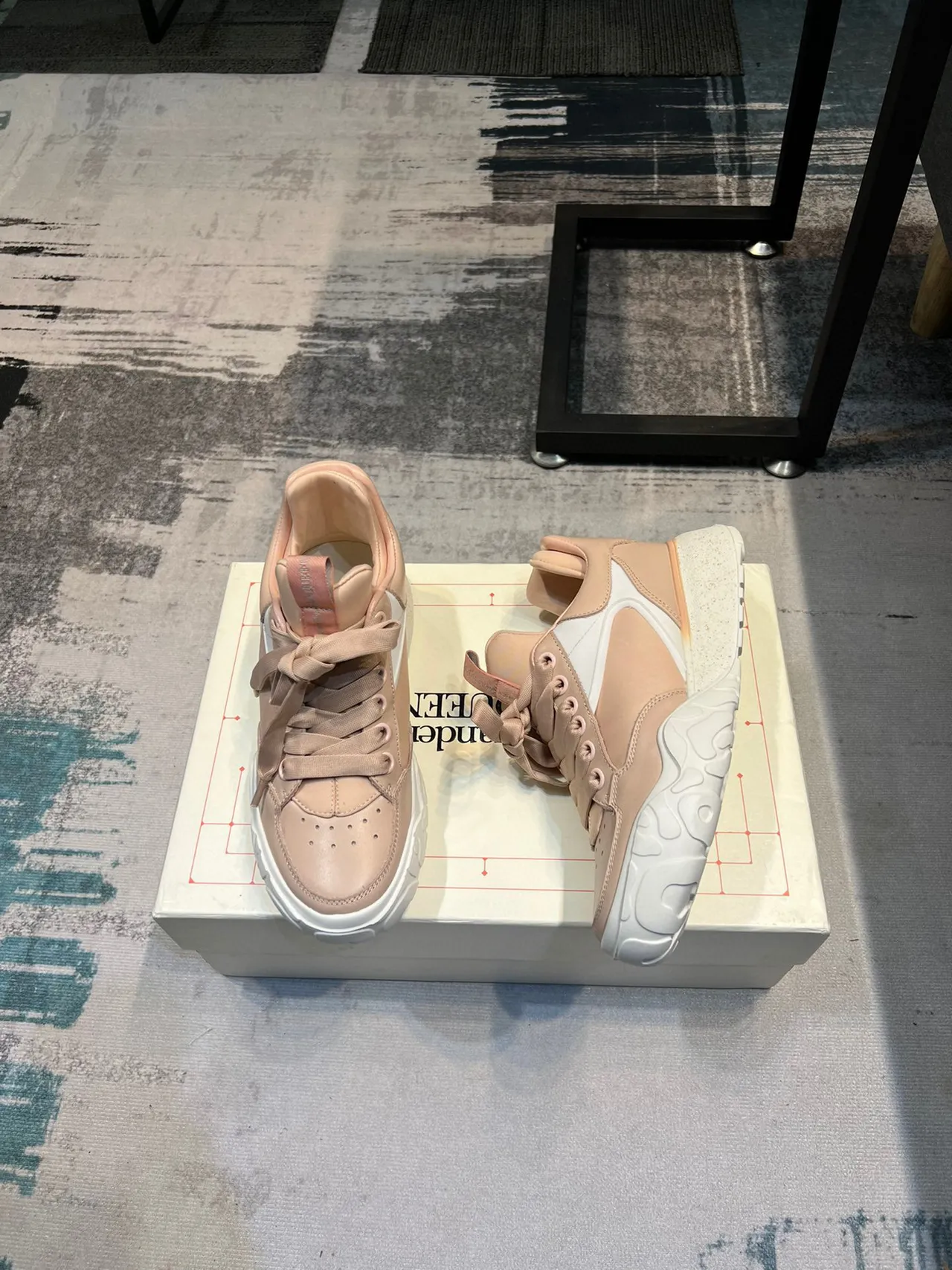 Alexander McQueen tênis oversized rosa pálido branco tênis lifestyle 4