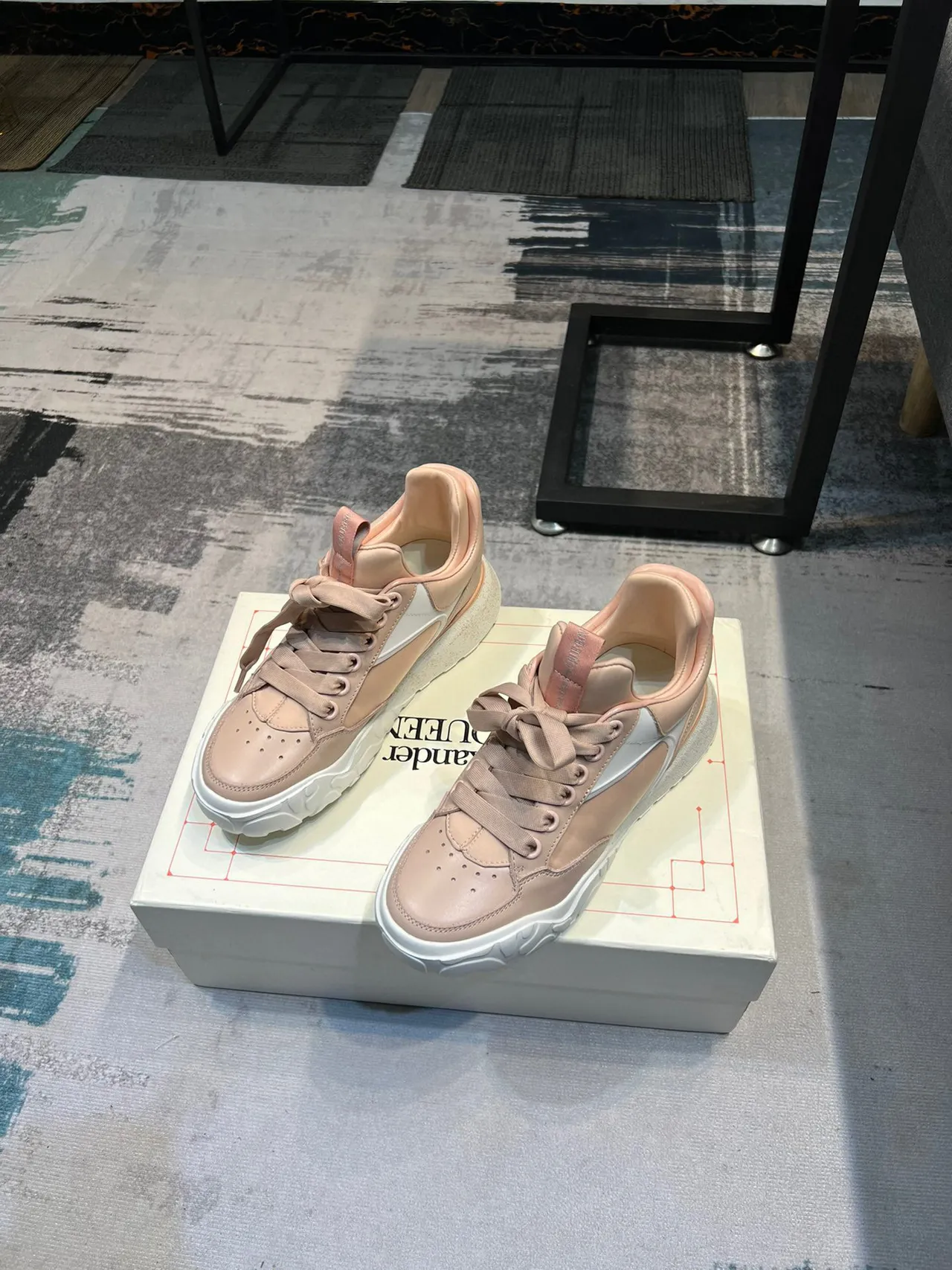 Alexander McQueen tênis oversized rosa pálido branco tênis lifestyle 6