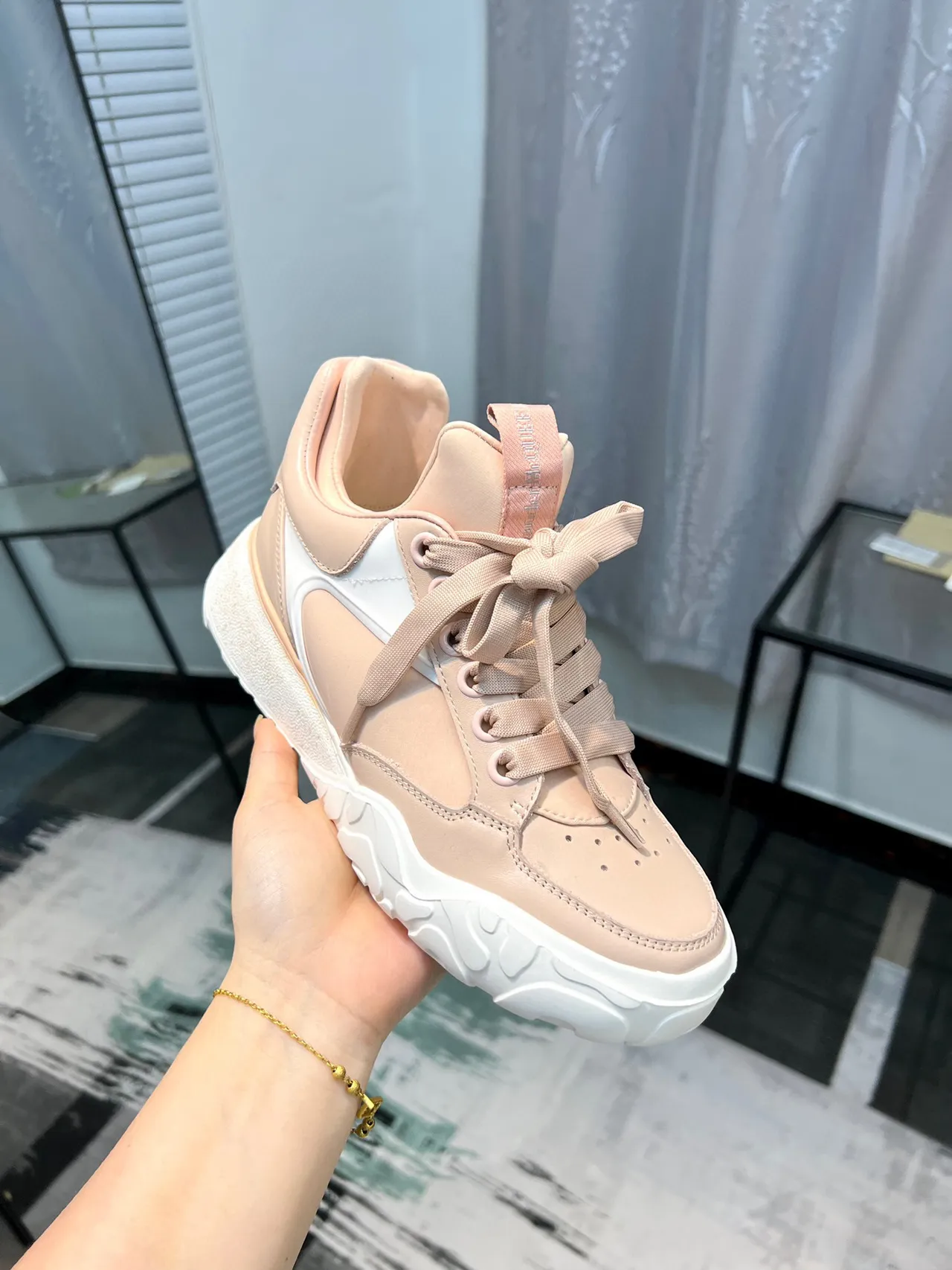 Alexander McQueen tênis oversized rosa pálido branco tênis lifestyle 7