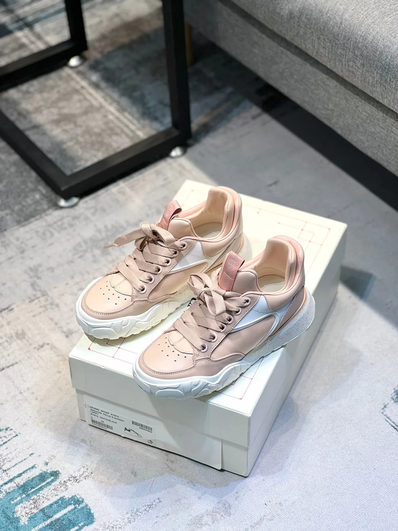 Alexander McQueen tênis oversized rosa pálido branco tênis lifestyle 8