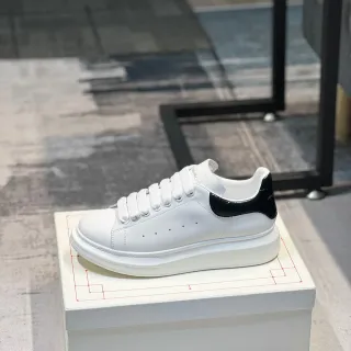 Alexander McQueen ओवरसाइज्ड स्नीकर सफेद और काला लाइफस्टाइल स्नीकर