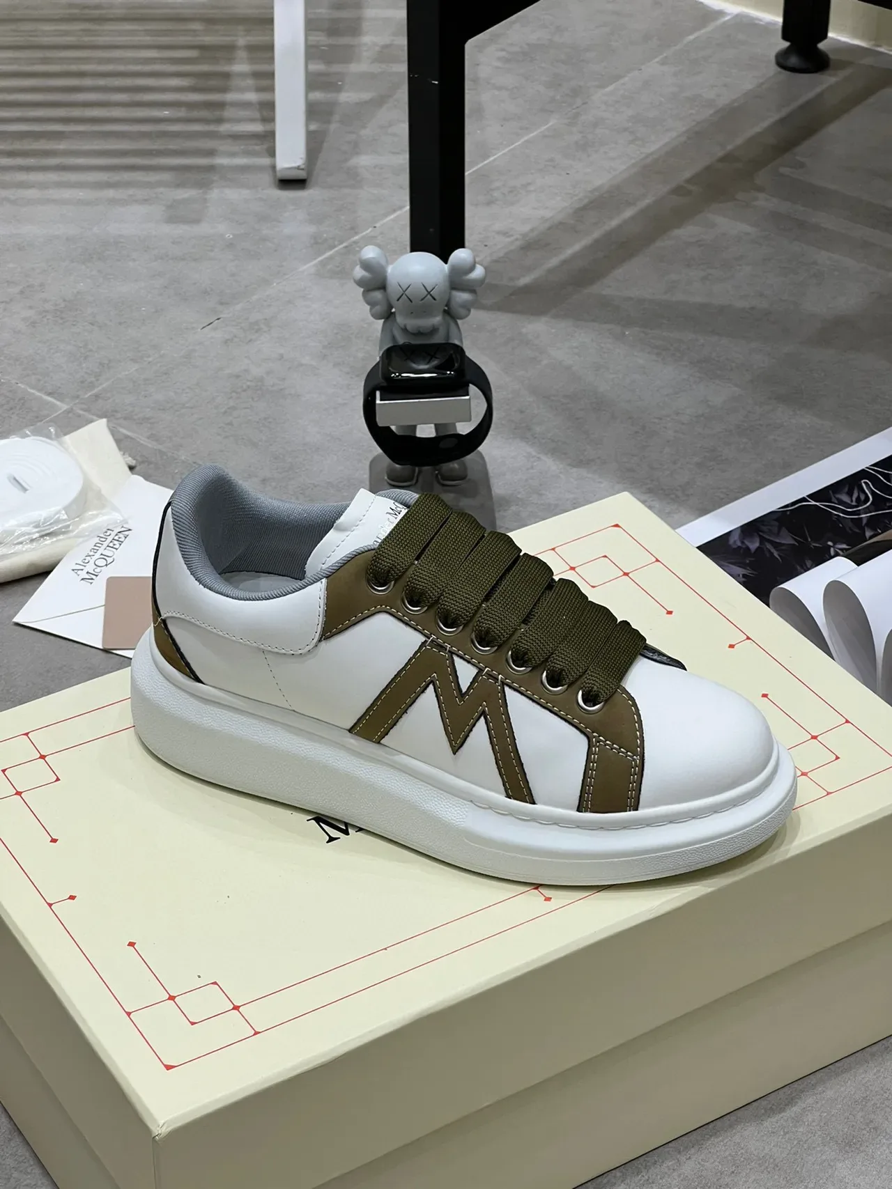 Alexander McQueen Sneaker Oversized Blanc et Vert Olive Lifestyle Sneakers 2