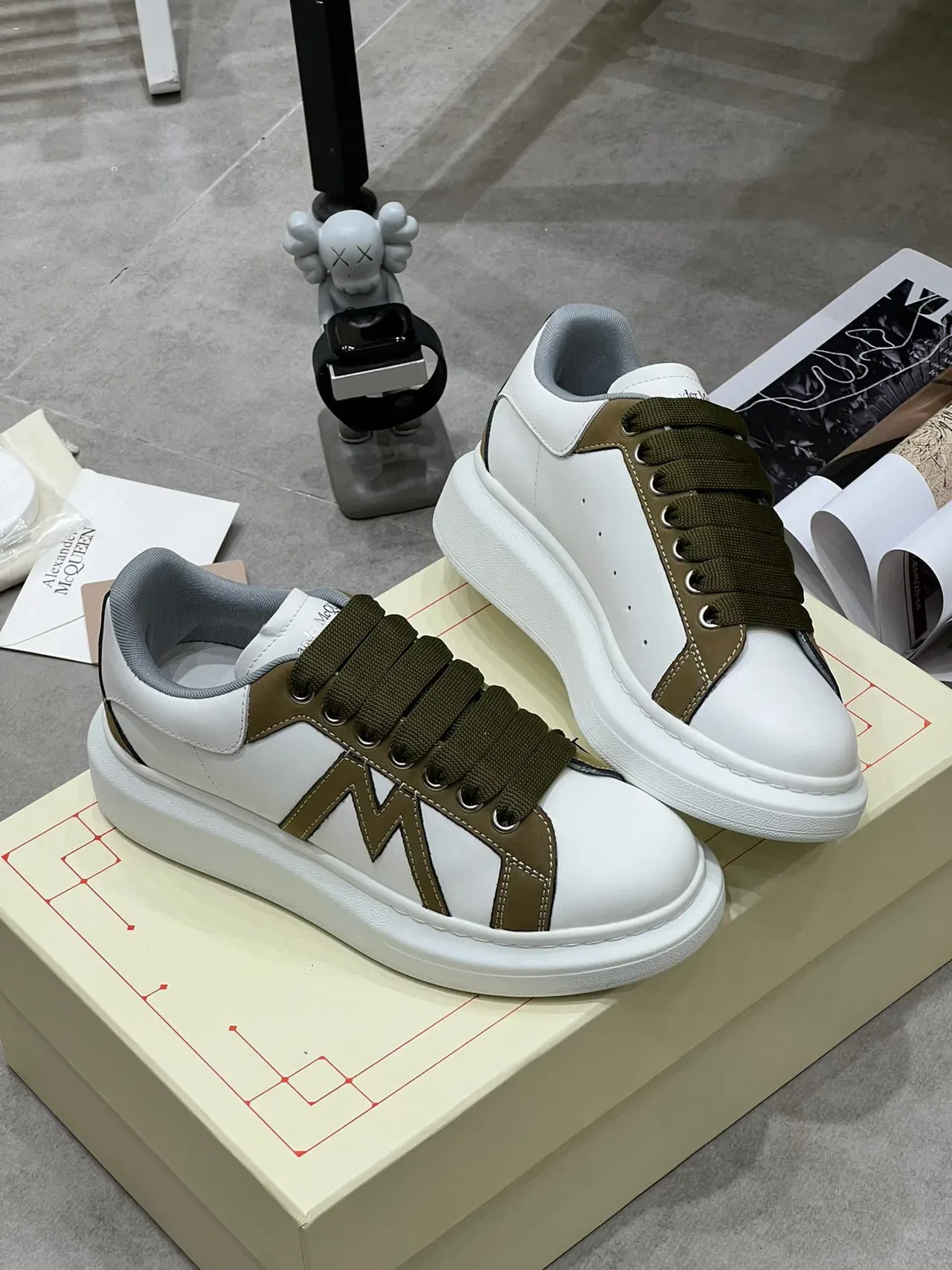 Alexander McQueen Sneaker Oversized Blanc et Vert Olive Lifestyle Sneakers 3