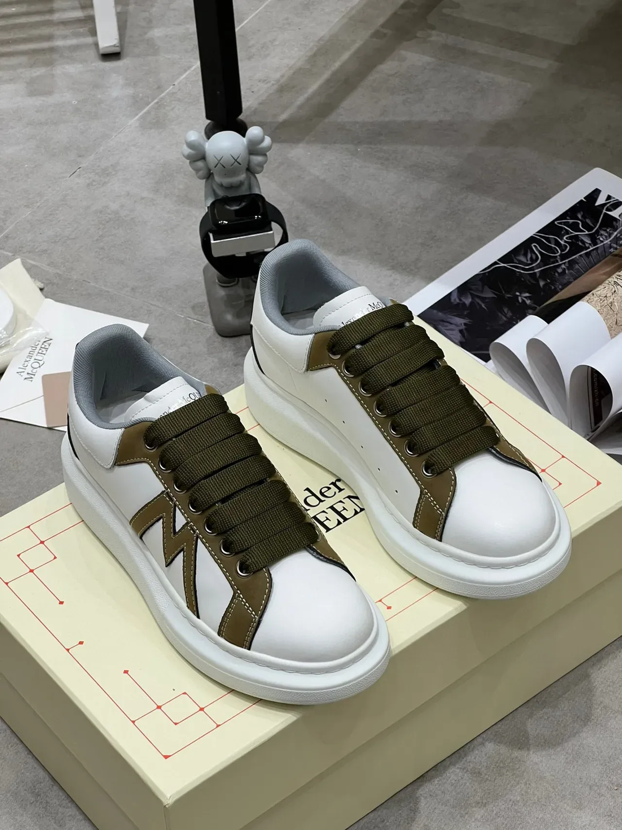 Alexander McQueen Sneaker Oversized Blanc et Vert Olive Lifestyle Sneakers 4