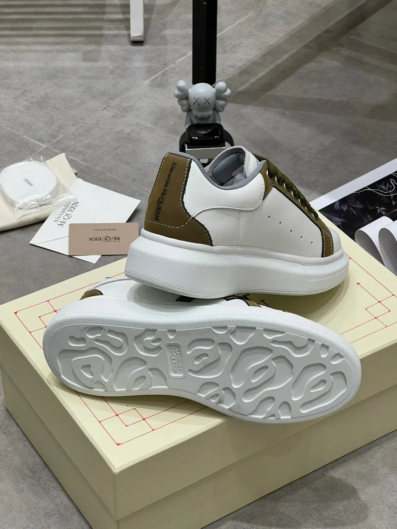 Alexander McQueen Sneaker Oversized Blanc et Vert Olive Lifestyle Sneakers 5