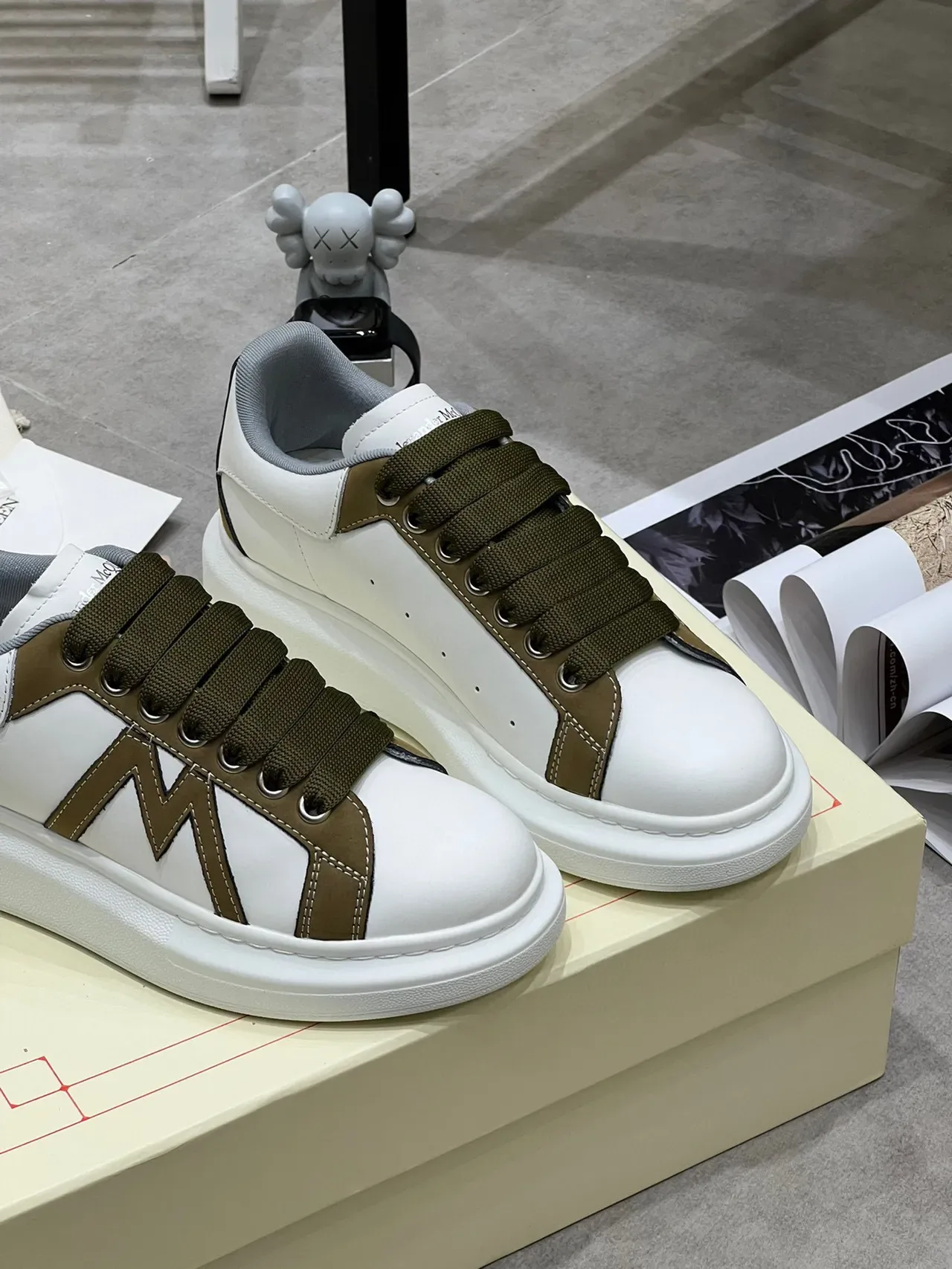Alexander McQueen Sneaker Oversized Blanc et Vert Olive Lifestyle Sneakers 6