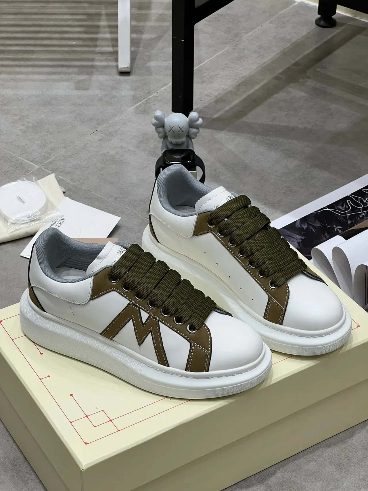 Alexander McQueen Sneaker Oversized Blanc et Vert Olive Lifestyle Sneakers 7