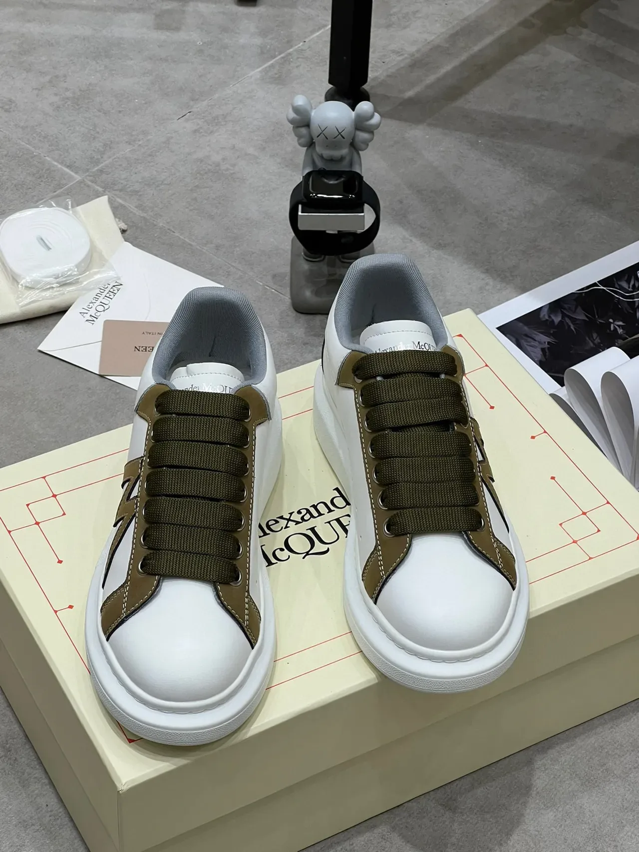 Alexander McQueen Sneaker Oversized Blanc et Vert Olive Lifestyle Sneakers 8